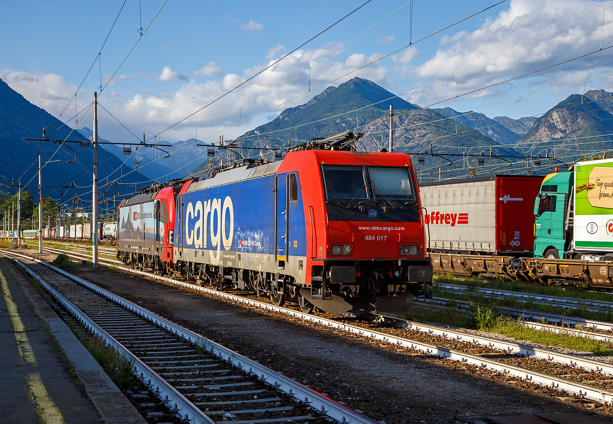 Domodossola Rbf am 02.08.2019:
Die SBB Cargo Re 484 017-9 / E 484.017 SR (91 85 4484 017-9 CH-SBBC) und die an die SBB Cargo International AG vermietete Vectron 193 478-5  Gottardo  (91 80 6193 478-5D-SIEAG) rollen nun mit abgesenkten Stromabnehmer zur�ck und werden sp�ter in die Abstellgruppe geparkt. W�hrend hinten zwei BLS Re 485 (TRAXX F140 AC1) den RAlpin-RoLa-Zug aus Novara nach Freiburg im Breisgau �bernehmen.

Die vorne TRAXX F140 MS2 (484 017) wurde 2004 von Bombardier in Kassel unter der Fabriknummer 34013 gebaut. Sie hat die Zulassung und Zugsicherung f�r die Schweiz und Italien. Dahinter die Siemens Vectron MS (193 478) wurde 2018 von Siemens Mobilitiy in M�nchen-Allach unter der Fabriknummer 22323 gebaut. Die Vectron AC hat eine Leistung von 6,4 MW und ist Zugelassen in Deutschland, �sterreich, Schweiz und Italien.