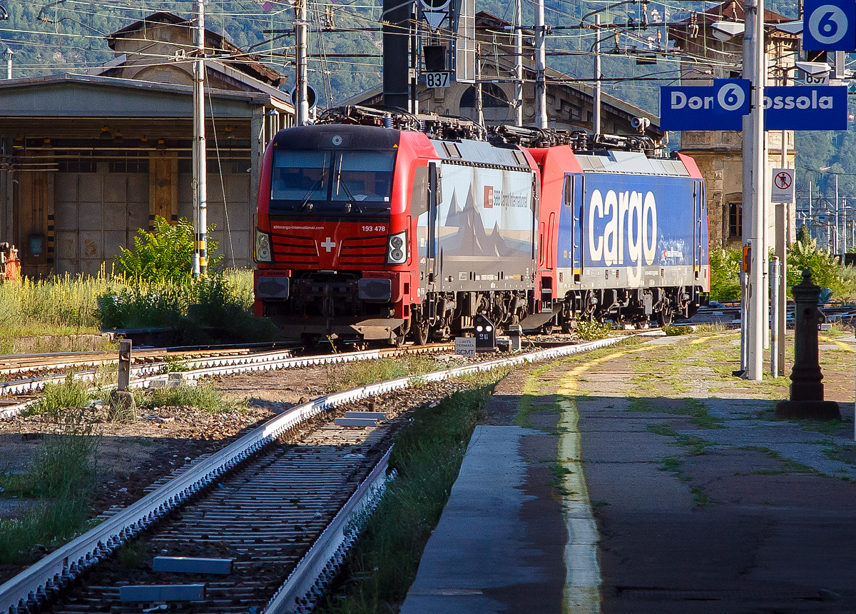 Domodossola Rbf am 02.08.2019:
Wie weit sie doch Stromlos rollen k�nnen, die SBB Cargo Re 484 017-9 / E 484.017 SR (91 85 4484 017-9 CH-SBBC) und die an die SBB Cargo International AG vermietete Vectron 193 478-5  Gottardo  (91 80 6193 478-5D-SIEAG) rollen nun mit abgesenkten Stromabnehmer zur�ck und werden sp�ter in die Abstellgruppe geparkt. 
