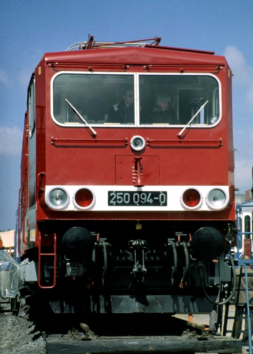 DR 250 094-0 (sp�ter 155 DB) bei der IVA in Hamburg im Oktober 1979.