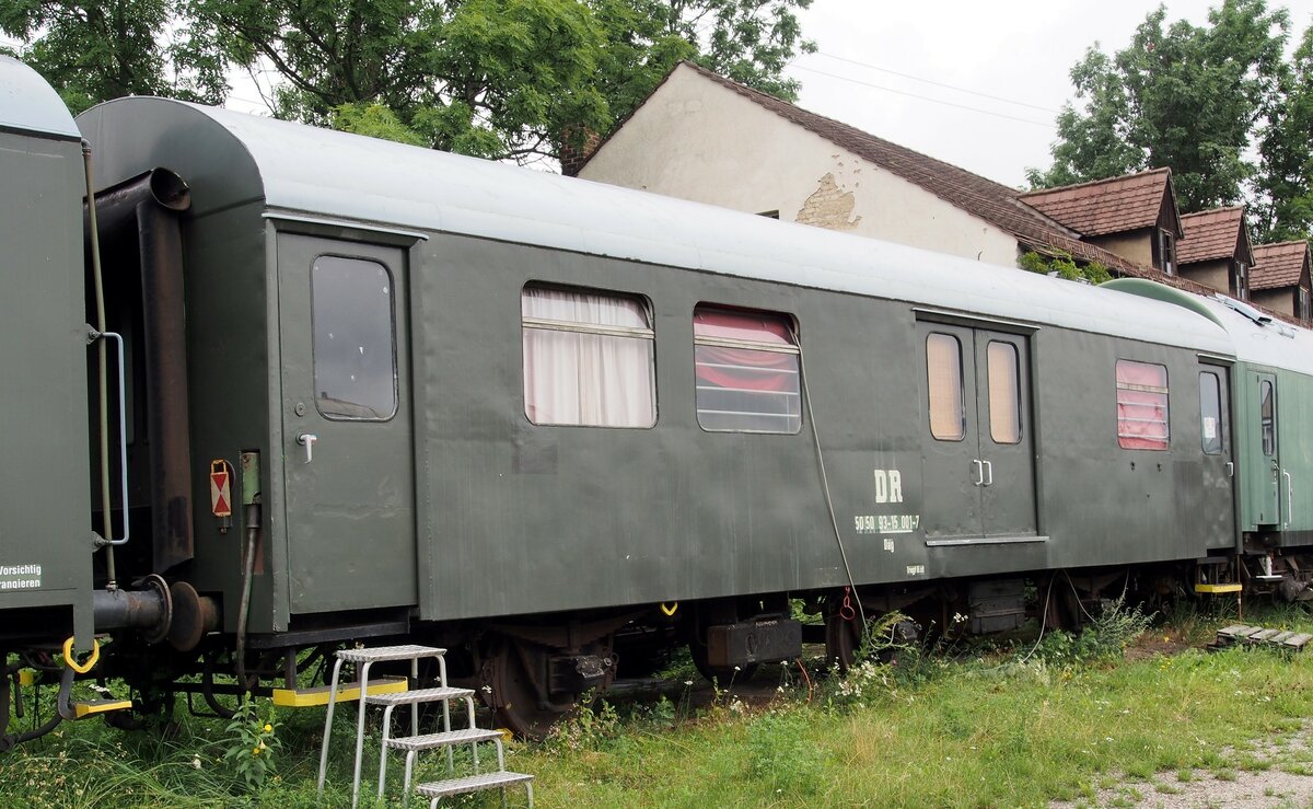 DR Rekowagen 50 5093-15001-7 Dag  Wohn- und Schlafwagen im Bauzug im Eisenbahnmuseum Weimar am 05.08.2016.