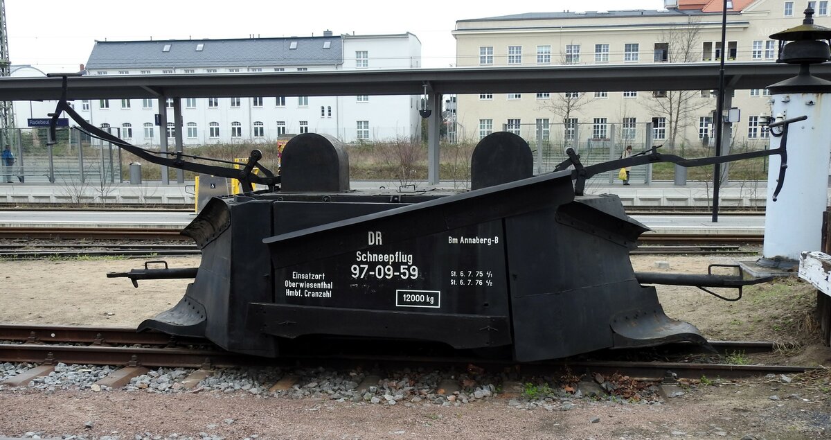 DR Schneepflug 97-09-59 des Bm Annaberg-B in Radebeul am 12.04.2016.