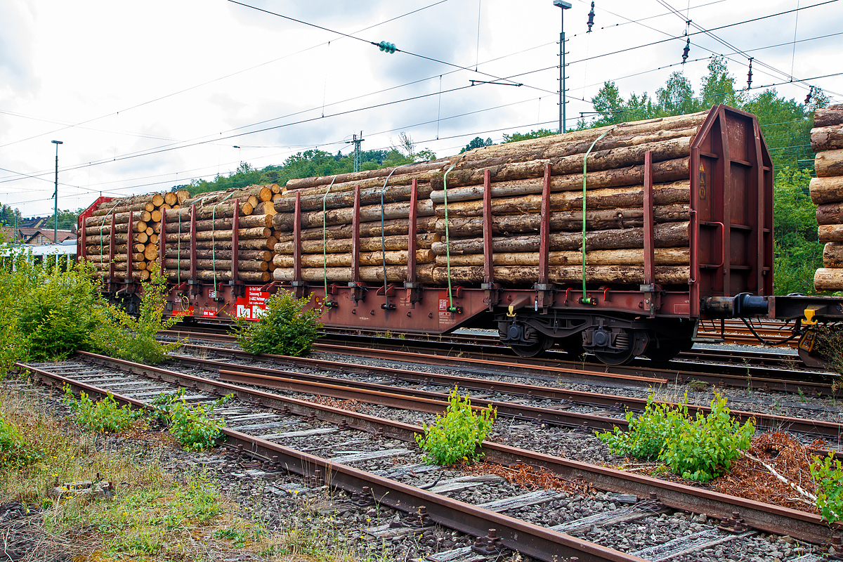 
Drehgestell-Flachwagen mit vier Radsätzen für den Holztransport, 37 80 3521 102-8 D-ORME, der Gattung Rnoos 644 der der On Rail GmbH (Mettmann) beladen mit Fichten-Rundholz abgestellt am 31.08.2020 beim Rbf Betzdorf (Sieg).

Der Rnoos-Wagen ist besonders für Rundholz von drei bis fünf Metern Länge geeignet. Der Güterwagen Rnoos ist ein offener Wagen mit vier Radsätzen und Drehrungensystem. Und genau hier liegt seine Besonderheit: Das Drehrungensystem ermöglicht eine besonders einfache Bedienung. Das Umstecken von Rungen wie beim Roos–Wagen entfällt somit. An den Wagenenden ist jeweils eine 2.670 mm breite Stirnwand angeordnet.

An einer Wagenseite sind 9 Spanneinrichtungen zwischen den Rungenpaaren angeordnet. Die Spanneinrichtung besteht aus Bandwinde, einem Spanngurt (60 kN Bruchlast, 9,0 m lang mit Triangel) und einem Bestätigungshebel zum Spannen des Gurtes. Dieser ist am Langträger gelagert. Zwischen den Rungensystemen sind 9 Hilfsladeschwellen mit einer Höhe von 100 mm angeordnet. An der Langträgerseite mit den Bandwinden sind 18 Bindeösen mit einer Zuglast von 40 kN angeordnet. An der gegenüberliegenden Seite sind 27 Bindeösen angebracht. Der Wagen ist mit einem 3 mm dicken begehbaren Tränenblech-Fußboden ausgerüstet. 

TECHNISCHE DATEN:
Gattung: Rnoos 644
Spurweite: 1.435 mm (Normalspur)
Länge über Puffer: 20.860 mm
Drehzapfenabstand: 16.560 mm
Radsatzstand in den Drehgestellen: 1.800 mm
Ladelänge: 21.600 mm
Ladebreite: 2.650 mm (zwischen den Rungen)
Ladefläche: 57 m²
Fußbodenhöhe über SO: 1.280 mm (OK Ladeschwelle)
Rungenhöhe: 2.000 mm
Eigengewicht: 26.500 kg 
Zuladung bei Lastgrenze S: 63,55 t (ab Streckenklasse D) 
Max. Geschwindigkeit: 100 km/h / 120 km/h (leer)
Kleinster Gleisbogenhalbmesser:	75 m
Bauart der Bremse: KE-GP-A
Verwendungsfähigkeit: RIV
