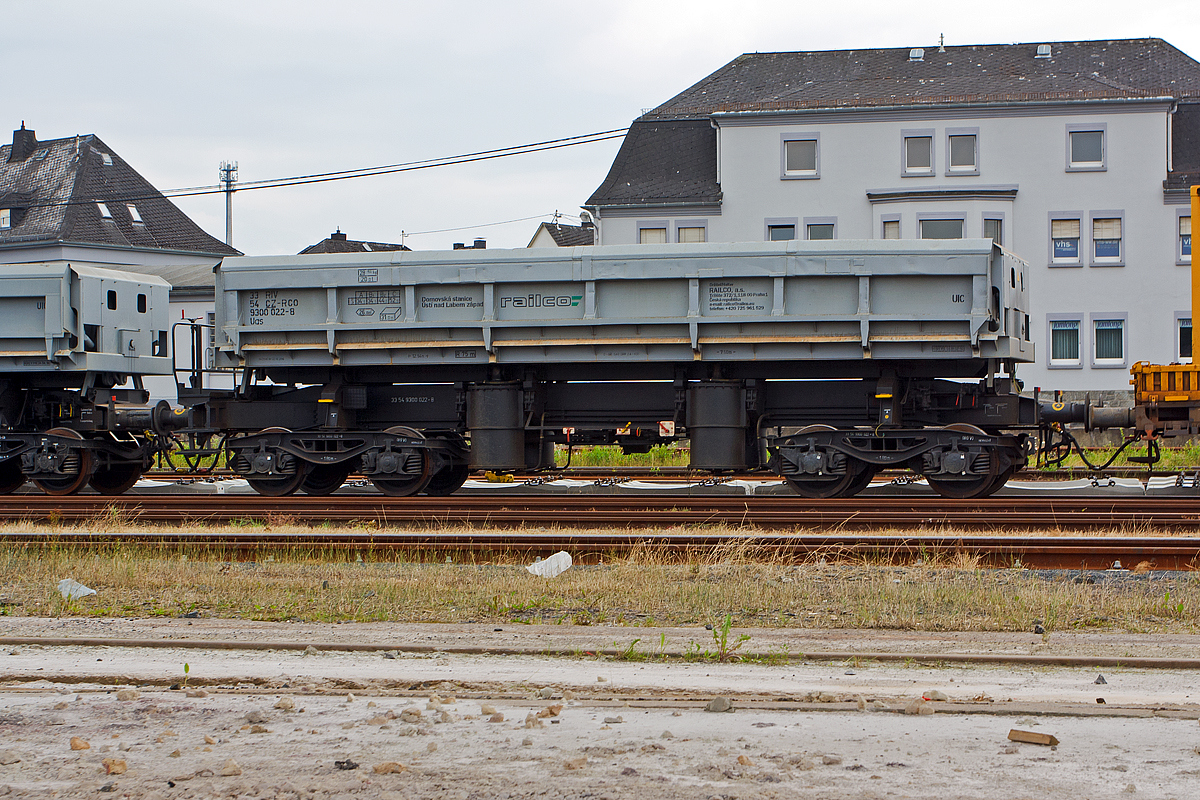 Drehgestell-Sch�ttgutkippwagen mit pneumatischer Bet�tigung und vier Rads�tzen der Gattung  Uas - deutsche Gattung Fas (33 54 9300 022-8 CZ-RCO) der tschechischen  Vermietungsfirma Railco  a.s. abgestellt am 02.08.2014 im Bahnhof Siershahn (Westerwald).

Technische Daten:
Spurweite: 1.435 mm
L�nge �ber Puffer: 12.540 mm
Drehzapfenabstand: 7.500 mm
Gesamter Radsatzstand: 9.300 mm
Drehgestell-Radsatzstand: 1.800 mm
Ladefl�che: 26,0 m�
Laderaum: 31,0 m�
Wagenh�he: 3.205 mm
Wagenbreite: 3.080 mm
H�chstgeschwindigkeit: 100 km/h
Maximales Ladegewicht: 53 t
Eigengewicht: 28.150kg
Achslast: 20 t
Drehgestell-Bauart: Y 25 Cs
Kleinster befahrbarer Radius: 75 m