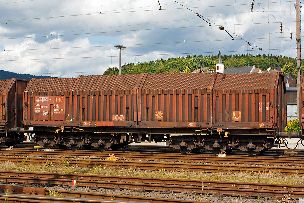 Drehgestellflachwagen f�r Coiltransporte mit sechs Rads�tzen, verschiebbaren Teleskophauben und Lademulden f�r Coiltransporte der Gattung Sahimms-u 900 (31 80 4876 684-0 D-DB), der DB Schenker Rail, abgestellt am 12.08.2014 in Kreuztal. 

Die Wagenabdeckung besteht aus vier verschiebbaren Stahl-Teleskophauben, die sich einseitig oder zu beiden Wagen enden hin soweit �bereinander schieben lassen, dass jeweils 40% der gesamten Ladel�nge freigelegt sind.

Technische Daten:
Gattungszeichen mit Bauartnummer:  Sahimms-u 900
Ladebreite in den Mulden: 2.400 mm
max. Durchmesser  der Coils: 2.700 mm
Wagenh�he:  4.148 mm 
Anzahl der Rads�tze: 6 (in zwei Drehgestellen)
Drehzapfenabstand:  8.000 mm
Achsabst�nde in den Drehgestellen: 1.700 mm
L�nge �ber Puffer: 15.000 mm
Eigengewicht: 32.660 kg
max. Tragf�higkeit: 98,5 t
H�chstgeschwindigkeit: 100 km/h (beladen) / 120 km/h (leer)
kleinster befahrbarer Gleisbogen: R 75 m