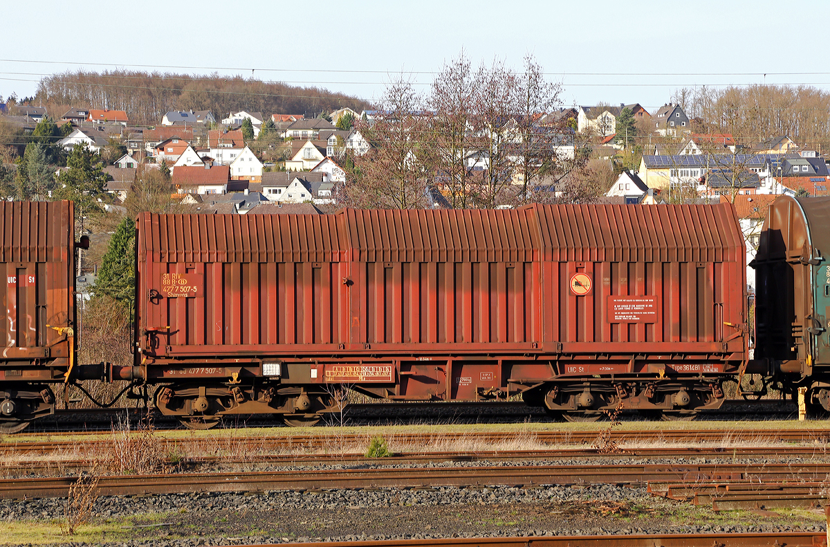 Drehgestellflachwagen f�r Coiltransporte mit vier Rads�tzen, verschiebbaren Teleskophauben und Lademulden, RIV 31 88 4777 507-5 B-B, der Gattung Shimmns Typ 3614 B1 der SNCB Logistics (B-Cargo) hier am 18.01.2015 in Scheuerfeld/Sieg.

Technische Daten:
Achsanzahl: 4
L�nge �ber Puffer: 12.040 mm
Gesamtbreite: 3.126 mm 
H�he: 4.110 mm
Drehzapfenabstand: 7.000 mm
Achsabstand im Drehgestell: 1.800 mm
Lademulden: 5
H�chstgeschwindigkeit: 120 km/h (leer) / 100 km/h (beladen)
Maximales Ladegewicht: 67,3 t
Eigengewicht: 22.780 kg