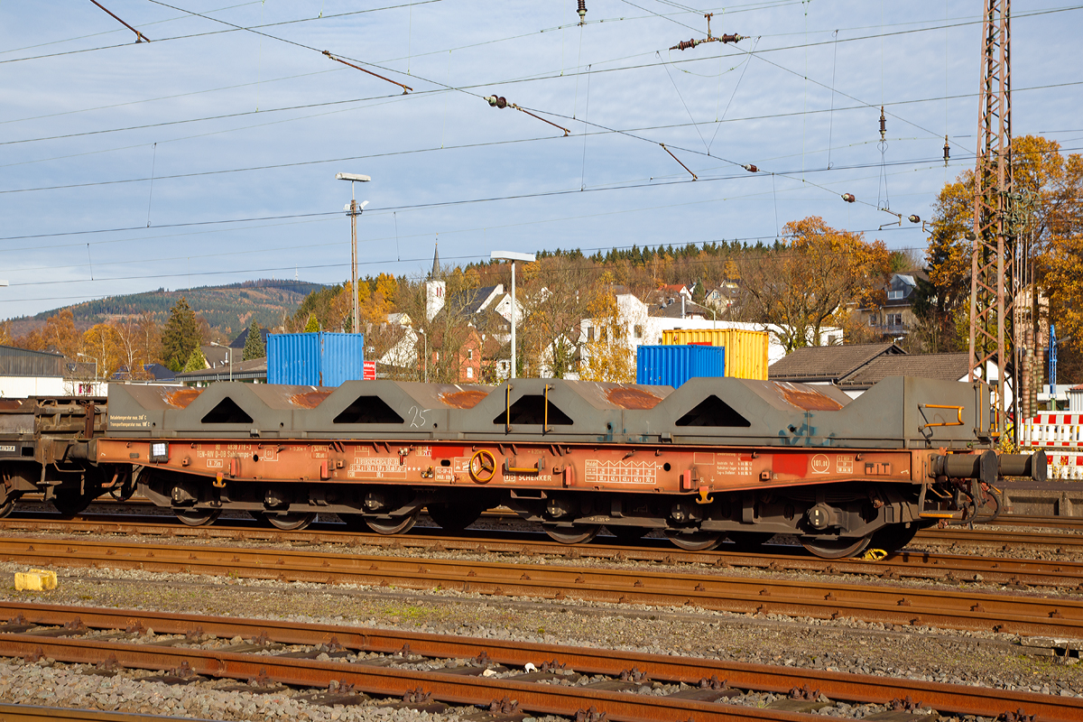Drehgestellflachwagen mit sechs Rads�tzen, mit Lademulden f�r Coiltransporte der Gattung Sahlmmps-t 721 Nummer 31 80 4838 718-3 TEN-RIV D-DB der DB Schenker Rail Deutschland AG, abgestellt am 08.11.2015 beladen in Kreuztal.

Auf den eigentlichen Drehgestell-Flachwagen ist ein Ladegestell aufgesetzt, im dem sich 5 Lademulden f�r Coils befinden. Bei Bedarf kann das Ladegestell abgehoben werden und der Wagen kann so f�r andere G�ter verwendet werden.

DB Schenker beschaffte bei Tatravag�nka Poprad (Slowakei) 100 dieser sechsachsige Drehgestell-Flachwagen mit Lademulden f�r den Transport von Coils, die in den Jahren 2010 und 2011 geliefert wurden. 

Technische Daten:
Spurweite: 1.435 mm
Anzahl der Achsen: 6 in zwei Drehgestellen
L�nge �ber Puffer: 13.200 mm
Drehzapfenabstand: 6.200 mm
Achsabstand im Drehgestell: 3.400 (2 � 1.700) mm
Abstand der �u�eren Rads�tze: 9.600 mm
Ladel�nge: 11.800 mm
Ladebreite in den Mulden: 2.450 mm
max Coil-�: 2.200 mm
H�chstgeschwindigkeit: 100 km/h (beladen) /120 km/h (leer)
Maximales Ladegewicht: 71.5 t (Streckenklasse CE oder h�her) 
Max. Tragf�higkeit: 101 t
Eigengewicht: 34.000 kg
Achslast: 20 t
Kleinster bef. Gleisbogenradius: 75 m
Bauart der Bremse: KE-GP-A
Handbremse: Fbr