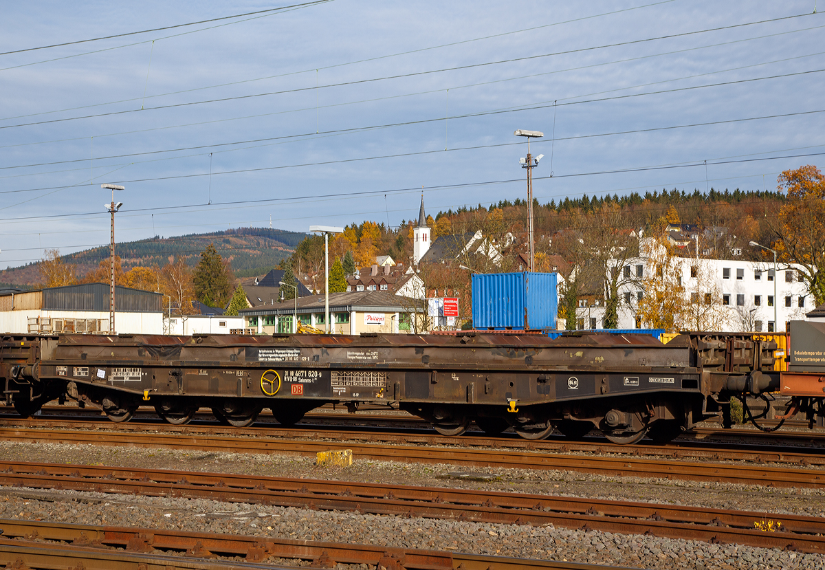 Drehgestellflachwagen mit sechs Rads�tzen, mit Lademulden f�r Coiltransporte (Blechrollen) der Gattung Sahmms-t 710, Nummer 31 80 4871 620-9 RIV D-DB der DB Schenker Rail Deutschland AG, abgestellt am 08.11.2015 in Kreuztal.

Auf den eigentlichen Drehgestell-Flachwagen ist ein Ladegestell aufgesetzt, im dem sich 7 Lademulden f�r Coils befinden. Bei Bedarf kann das Ladegestell abgehoben werden und der Wagen kann so f�r andere G�ter verwendet werden.

Technische Daten:
Spurweite: 1.435 mm
Anzahl der Achsen: 6 in zwei Drehgestellen
L�nge �ber Puffer: 16.400 mm
Drehzapfenabstand: 8.400 mm
Achsabstand im Drehgestell: 3.400 (2 � 1.700) mm
Gesamter Radsatzstand: 11.800 mm
Ladel�nge: 15.000 mm
Ladebreite in den Mulden (Sahmms-t): 2.450 mm
max Coil-�: 2.200 mm
H�chstgeschwindigkeit: 100 km/h (beladen) /120 km/h (leer)
Maximales Ladegewicht: 84,5 t (Streckenklasse CE oder h�her)
Eigengewicht: 35.080 kg
Achslast: 20 t
Kleinster bef. Gleisbogenradius: 80 m
Bauart der Bremse: KE-GP
Handbremse: Fbr 