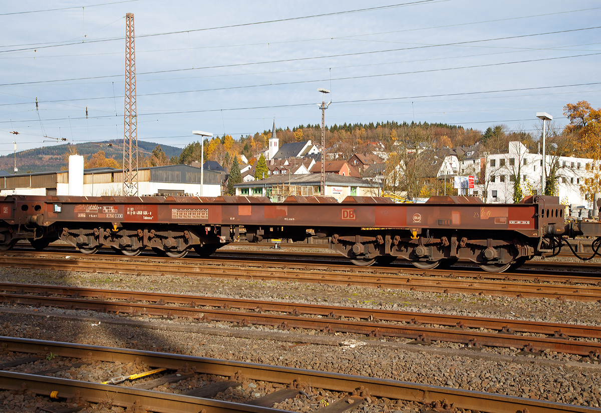 Drehgestellflachwagen mit sechs Rads�tzen, mit Lademulden f�r Coiltransporte (Blechrollen) der Gattung Sahmms 711, Nummer 31 80 RIV D-DB 4868 604-8, der DB Schenker Rail Deutschland AG, abgestellt am 08.11.2015 in Kreuztal.

Von diesen Wagen wurden 450 St�ck zwischen 1991 und 1993 von Waggonbau Graaff (eine Tochter der VTG AG) gebaut.

Technische Daten:
Spurweite: 1.435 mm
Anzahl der Achsen: 6 in zwei Drehgestellen
L�nge �ber Puffer: 16.400 mm
Drehzapfenabstand: 9.400 mm
Achsabstand im Drehgestell: 3.400 (2 � 1.700) mm
Gesamter Radsatzstand: 12.800 mm
Ladel�nge: 14.920 mm
Ladebreite in den Mulden: 2.455 mm
max Coil-�: 2.500 mm
H�chstgeschwindigkeit: 100 km/h (beladen) /120 km/h (leer)
Maximales Ladegewicht: 89 t (Streckenklasse CE oder h�her)
Max. Tragf�higkeit: 104 t
Eigengewicht: 30.500 kg
Kleinster bef. Gleisbogenradius: R 75 m
Bauart der Bremse: KE-GP