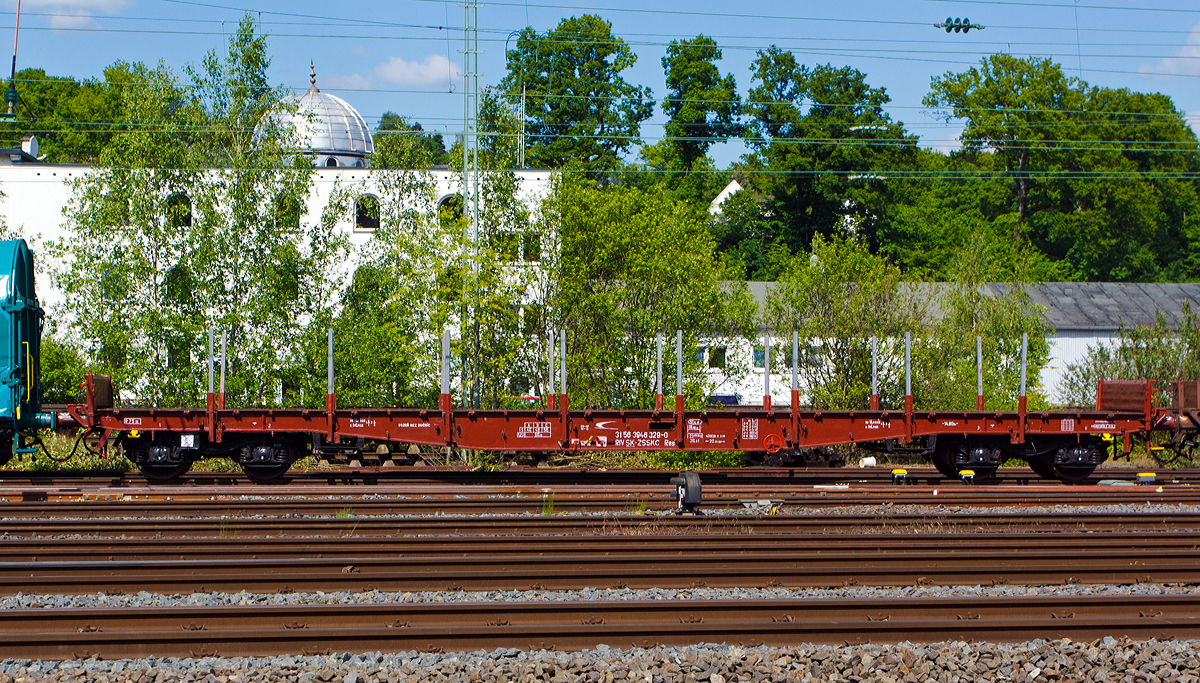 Drehgestellflachwagen mit vier Rads�tzen, mit Stirnwandklappen und mit Rungen, 31 56 3946 329-0 RIV SK-ZSSKC der Gattung Res von der ZSSK CARGO (�elezničn� spoločnosť Cargo Slovakia, a.s.; zu Deutsch Eisenbahngesellschaft Cargo Slovakia AG), am 16.05.2014 in Betzdorf/Sieg.


Technische Daten:
Achsanzahl: 4
L�nge �ber Puffer: 20.040 mm
Drehzapfenabstand: 14.600 mm
Achsabstand im Drehgestell: 1.800 mm
Ladel�nge: 18.630 mm
Ladefl�che: 51,9 m�
H�chstgeschwindigkeit: 120 km/h (leer) / 100 km/h (beladen)
Maximales Ladegewicht: 56 t 
Eigengewicht: 24.100 kg
Kleinster bef. Gleisbogenradius: 75 m