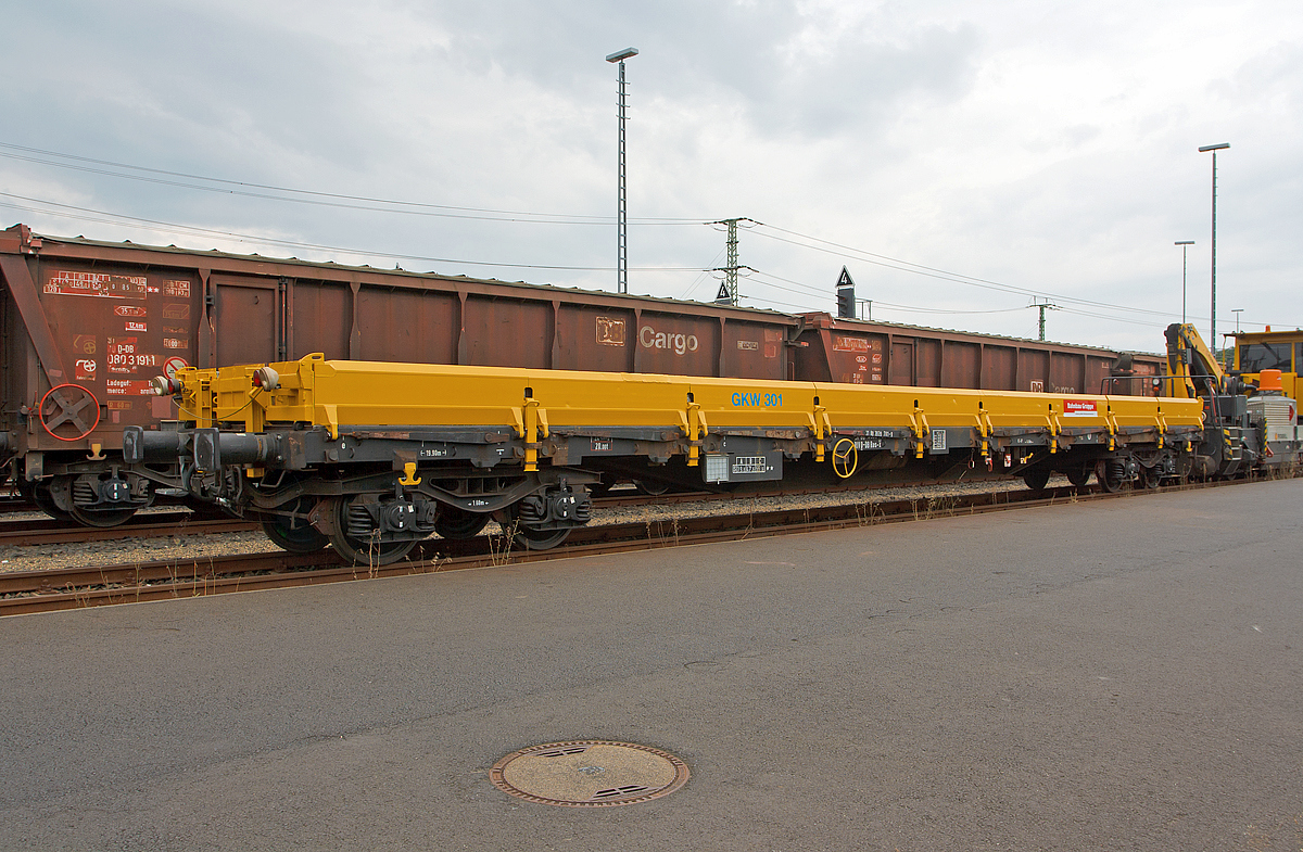 
Drehgestellflachwagen mit vier Radsätzen, mit Seiten- und Stirnwandklappen sowie mit Rungen, der Gattung Res-x 687 (31 80 3939 701-9 D-DB) zum GKW 301 bzw. Gleisarbeitsfahrzeug Robel BAMOWAG 54.22 der DB Bahnbau Gruppe GmbH, abgestellt am 02.08.2014 beim ICE-Bahnhof Montabaur.

Technische Daten:
Spurweite: 1.435 mm
Anzahl der Radsätze: 4
Länge über Puffer: 19.900 mm
Drehzapfenabstand: 14.860 mm 
Achsabstand im Drehgestell: 1.800 mm
Höchstgeschwindigkeit: 100 km/h
Eigengewicht: 24.450 kg
Maximales Ladegewicht: 55,5 t
Ladelänge: 18.500 mm
Kleinster befahrbarer Gleisbogen: R 80