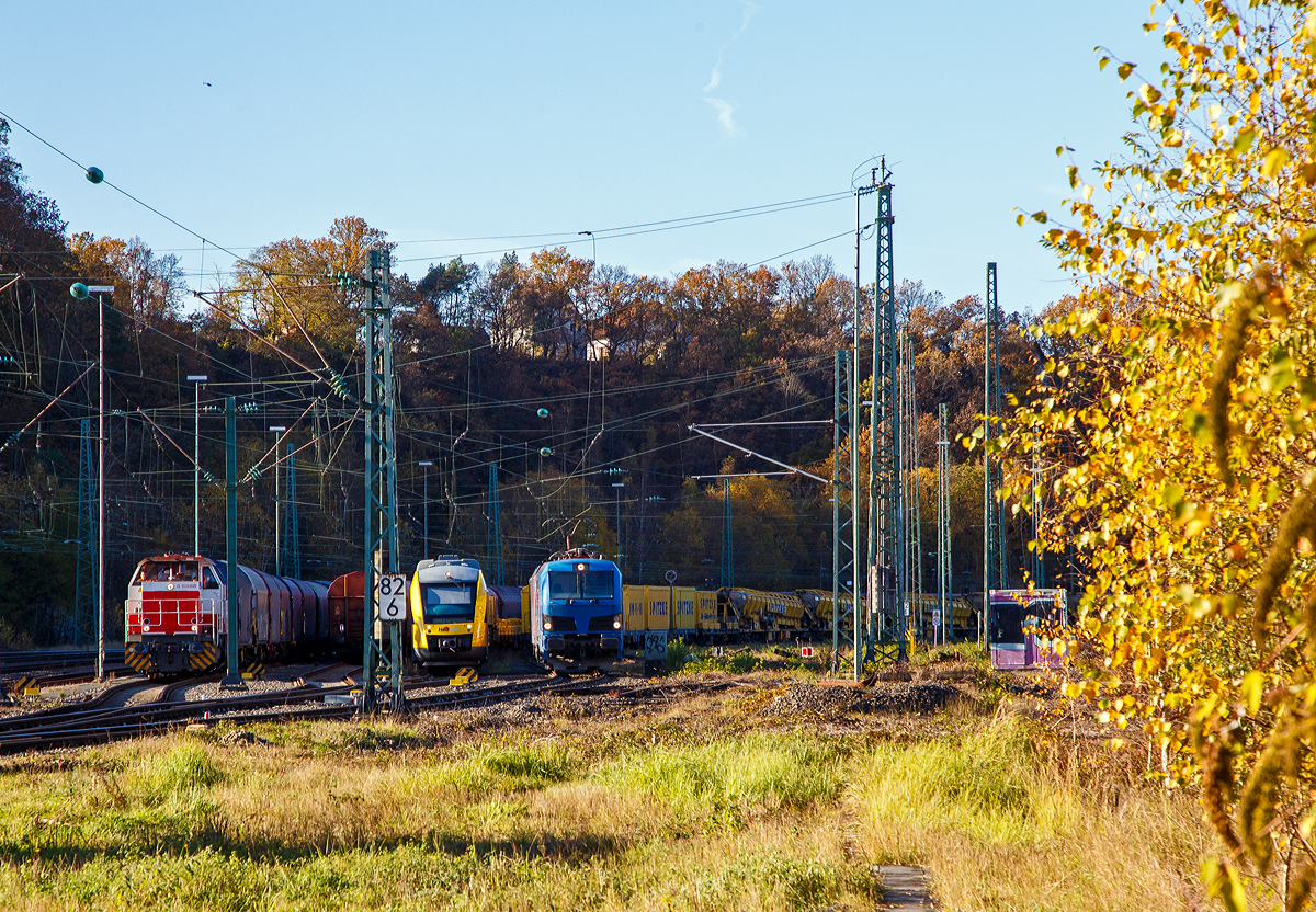 Drei auf einen Streich....
Blick in den Rbf Betzdorf/Sieg am 09.11.2021, von links nach rechts sind hier: 
•	Die KSW 47 (92 80 1271 027-5 D-KSW), ex D 2 der HFM, eine Vossloh G 1000 BB der KSW (Kreisbahn Siegen-Wittgenstein).
•	Der Dieseltriebzug VT 262 (95 80 0648 162-5 D-HEB / 95 80 0648 662-4 D-HEB) ein Alstom Coradia LINT 41 der HLB (Hessische Landesbahn).
•	Die Siemens „Smartron“ 192 007-3 / E 192-SP-100 (91 80 6192 007-3 D-SGL) „Der Weg ist das Ziel“ der SPITZKE SE (Großbeeren), mit einem sehr langen Bauzug und der Plasser & Theurer Planumssanierungs- und Reinigungsmaschine RPM-RS-900 „Katharina die Große“, Schweres Nebenfahrzeug Nr. D-SPAG 99 80 9415 004 – 1 (ex 97 19 35 501 18-1).
