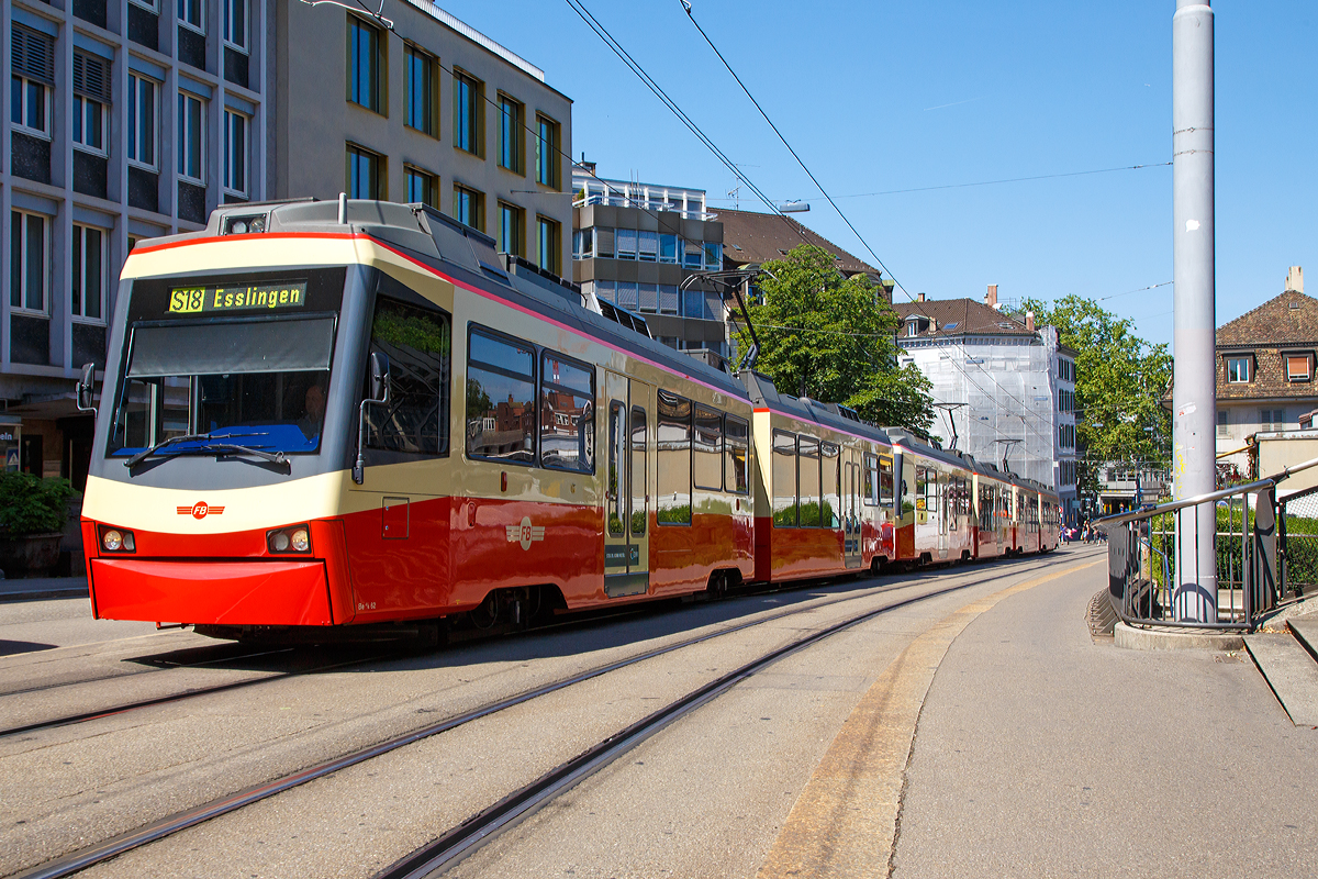 Drei gekuppelte Stadler Be 4/6 (Nr. 62, 67und 68 „Egg“) der Forchbahn fahren am 07.06.2015 vom Bahnhof Zürich Stadelhofen als S18 in Richtung Esslingen los, hier fahren sie gerade die Kreuzbühlstrasse hinauf.

Die Forchbahn ist eine meterspurige Schmalspurbahn, die zwischen Zürich und Esslingen verkehrt, und der gleichnamigen Forchbahn AG (FB) gehört. Der Name stammt von der Ortschaft Forch und dem gleichnamigen Pass (676 m ü. M.) zwischen dem Zürichsee und dem Greifensee, der von der Bahn auf etwa halber Strecke überwunden wird.

Die Forchbahn wurde am 27. November 1912 eröffnet und löste eine seit 1905 bestehende Autobuslinie ab, was für die damalige Zeit eher ungewöhnlich war. Seit ihrer Eröffnung ist die Forchbahn durch die gemeinsame Direktion und Betriebsführung eng mit den heutigen Verkehrsbetrieben Zürich (VBZ) verbunden.

Die befahrene Streckenlänge beträgt ca. 16 Kilometer, davon gehören 13.06 Kilometer (Rehalp–Esslingen) der Forchbahn und umfassen zwei Tunnel mit 280 und 1.750 Metern Länge. Die Strecke zwischen Rehalp und Neue Forch ist doppelspurig ausgebaut und für den Gleiswechselbetrieb ausgelegt, der Fahrbetrieb erfolgt elektrisch mit 1200 Volt Gleichstrom. In Zürich wird zwischen Rehalp und dem Bahnhof Zürich Stadelhofen auf ca. drei Kilometern Länge das Netz der Straßenbahn Zürich befahren. Es gehört den VBZ und ist wie alle Zürcher Tramstrecken doppelspurig ausgebaut und mit 600 Volt Gleichstrom elektrifiziert, und wird grundsätzlich im Einrichtungsbetrieb befahren.

Anfangs brachte die Forchbahn – im Volksmund Tante Frieda genannt – insbesondere Milch vom Land in die Stadt Zürich. Heute dient sie hauptsächlich dem Transport von Pendlern nach Zürich und von Ausflüglern in die Pfannenstiel-Region. Die Züge verkehren tagsüber im Viertelstundentakt und abends im Halbstundentakt. 

Die  Forchbahn  AG  beschaffte  dreizehn  neue  Niederflur-Triebzüge, vom Typ Stadler Be 4/6 für den  Einsatz  auf  der  Strecke  Zürich  Stadelhofen  –  Esslingen.  Das Stadler–Fahrzeugkonzept erlaubte den Bau von zweiteiligen Niederflurtriebzügen unter Verwendung von bewährten GTW-Komponenten, sie zählen zu der Stadler Produktfamilie „Tango“  und werden auch als FB – 2000 bezeichnet.

Durch die zentrale Anordnung der Traktionsausrüstung im Triebwagen über den zwei Triebdrehgestellen steht  genügend  Traktionsleistung  auch  für  größere  Steigungen  zur Verfügung. Nach demselben Konzept   wurden   auch   die   zwei dreiteiligen Niederflurtriebzüge für die Trogenerbahn gebaut.

Technische Daten:
Spurweite: 1.000 mm
Achsanordnung:  Bo’Bo’2’
Fahrzeugart: Zweirichtungsfahrzeug
Länge über Kupplung:  25.147 mm
Einstiegbreite: 1.300 mm
Fahrzeugbreite: 2.400 mm
Fahrzeughöhe: 3.650 mm
Eigengewicht: 33,7 t
Achsabstand Motordrehgestell: 1.860 mm
Achsabstand Laufdrehgestell: 1.700 mm
Treib- und Laufraddurchmesser (neu): 680 mm
Dauerleistung am Rad: 400 kW 
Max Leistung am Rad: 540 KW
Anfahrzugkraft (bis 22 km/h): 90 kN 
Anfahrbeschleunigung brutto: 1,2 m/s²
Höchstgeschwindigkeit: 80 km/h
Speisespannung: 600V  und 1.200 V DC
Sitzplätze: 59
Klappsitze:  6
Stehplätze (4 Pers. /m²): 66
Fußbodenhöhe: 350 mm (Niederflur) / 876 mm (Hochflur)

