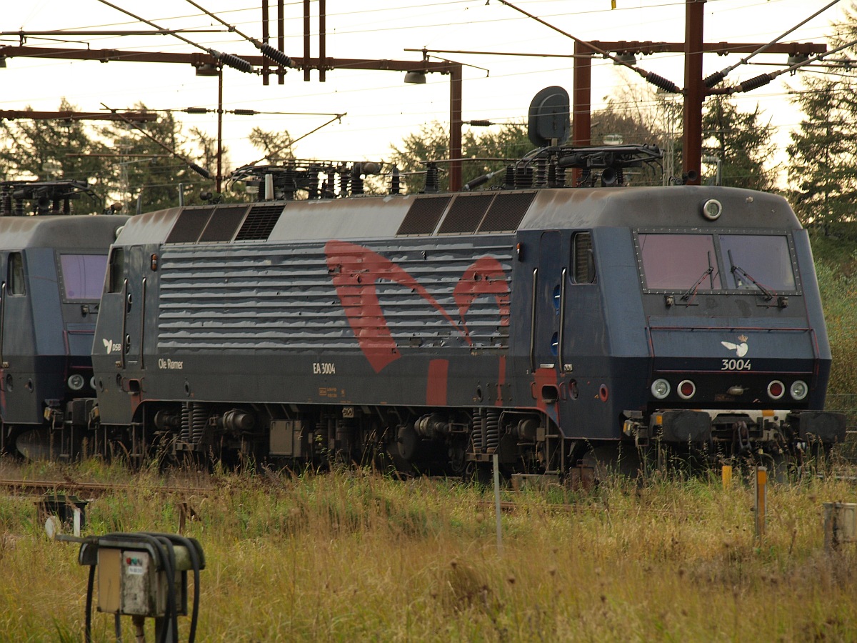 DSB Litra EA 3004  Ole Rømer  stand ebenfalls abgestellt in Padborg, Grund waren Brückenarbeiten in Fredericia und damit verbundene geänderte Abfahrtszeiten des CNL Aurora von und nach Kopenhagen. 21.10.11
