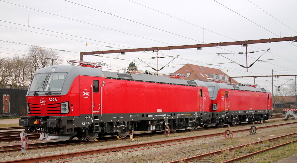 DSB Litra EB 3228 (91 86 0003 228-1 DK-DSB, REV/MMAL/02.03.2022 und DSB Litra EB 3227 (91 86 0003 227-3 DK-DSB, REV/MMAL/02.03.22)  Pattburg 14.03.2022