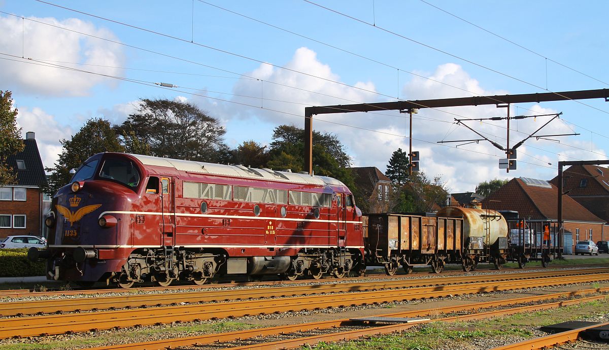 DSB MY 1135 schiebt die DSB 3 Museumsgüterwagen wieder in die Güterhalle, Pattburg 9.10.2022 