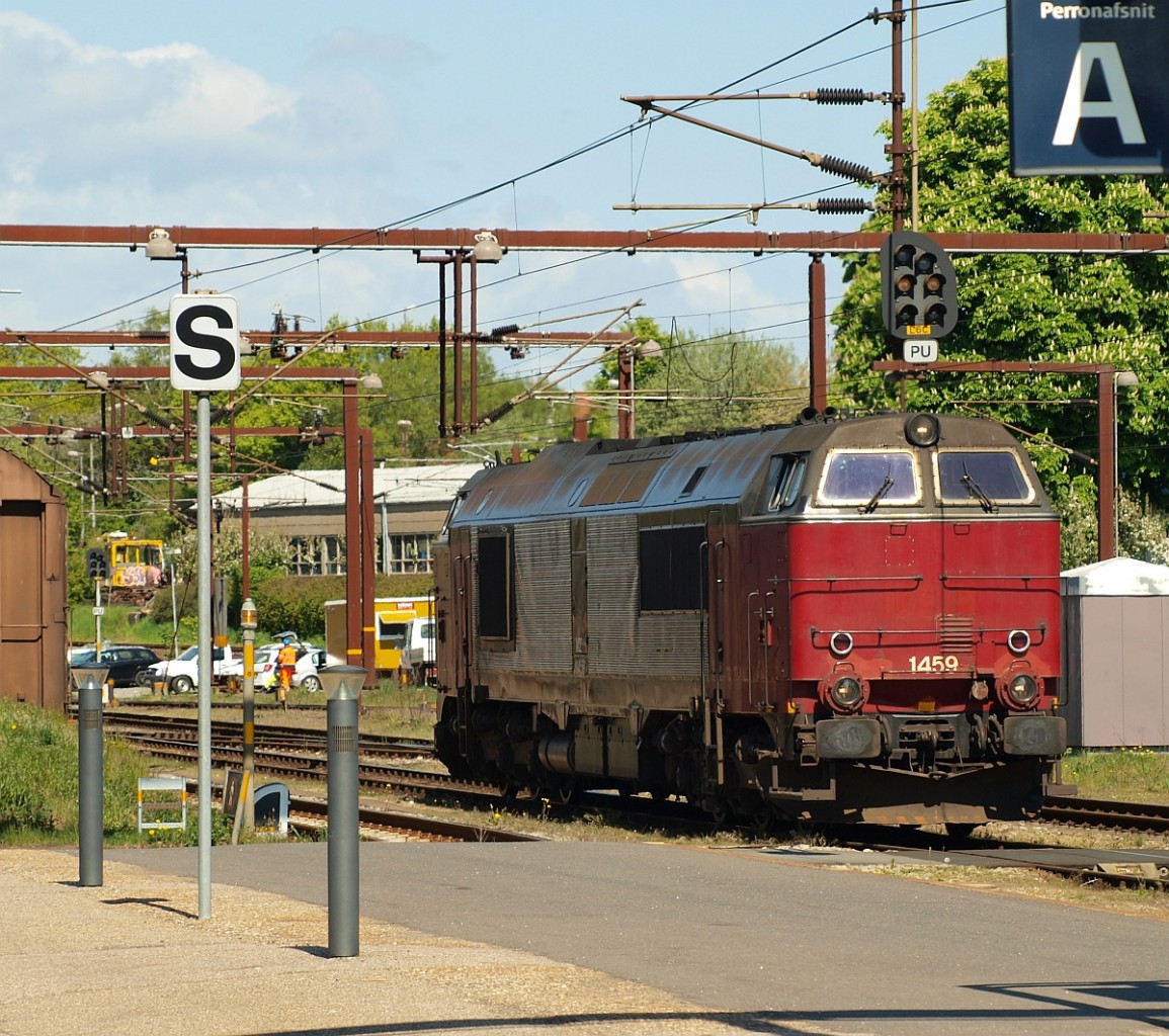 DSB/RSC MZ 1459 dieselt hier langsam an ihren Güterzug ran. Die Aufnahme ist aus dem Jahre 2011 lange bevor man also die Loks mit DB Keksen  verschandelt  hatte. 01.05.2011(üaVinG)