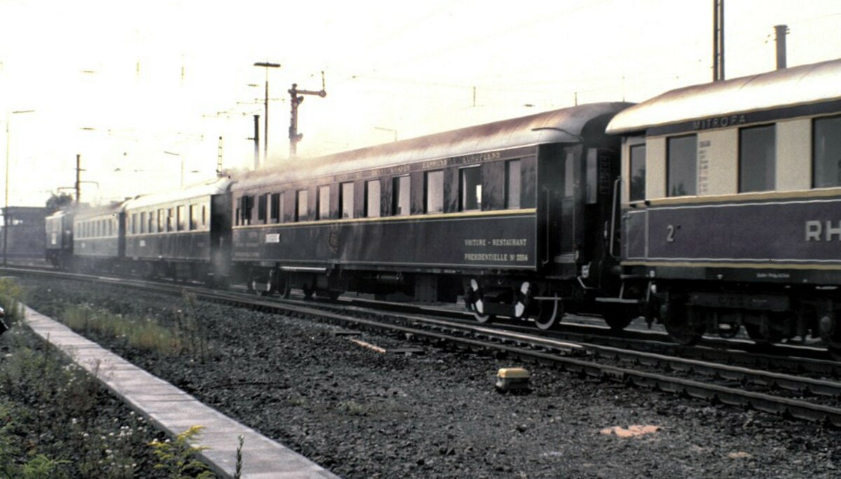 E 04 20 mit Orient Express Wagen beim Jubiläum 150 Jahre Deutsche Eisenbahn,Parade in Nürnberg am 14.09.1985. 