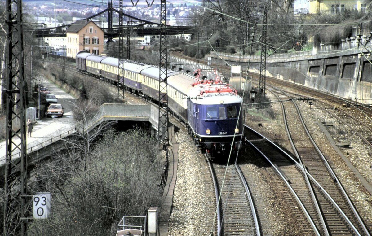 E 18 047 mit historischem Rheingoldzug f�hrt aus Ulm ausam 14.04.1985.
