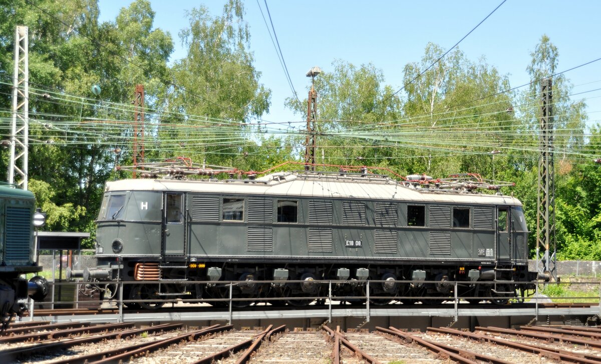 E 18 08 auf der Drehscheibe im Bahnpark Augsburg am 26.06.2022.