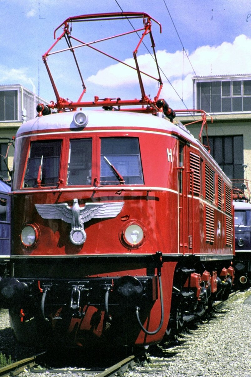E 19 01 bei der Ausstellung 100 Jahre elektrische Lokomotive in München Freimann am 25.05.1979.