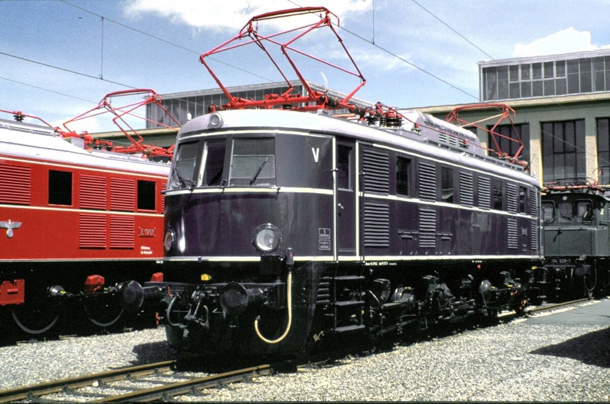 E 19 12 in der Ausstellung 100 Jahre elektrische Lokomtive in München Freimann am 25.05.1979.