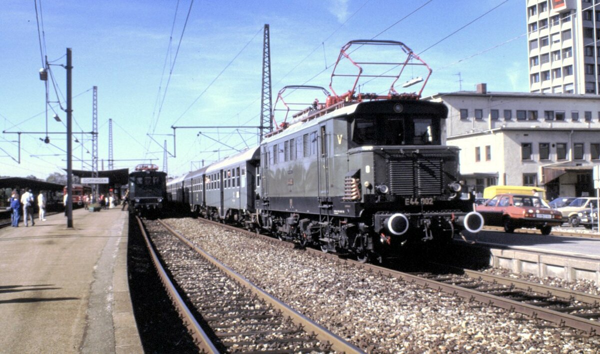 E 44 002 mit Umbauwagenzug und E 91 99 im Hintergrund in G�ppingen am 10.10.1987.