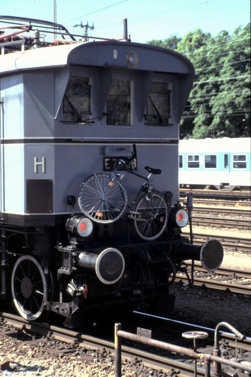 E 75 09 in Ulm auf dem Weg zu einer Ausstellung am 15.06.1996. Der Lokführer hat sein Fahrrad mitgenommen für die Freizeit und an die Lok angehängt.
