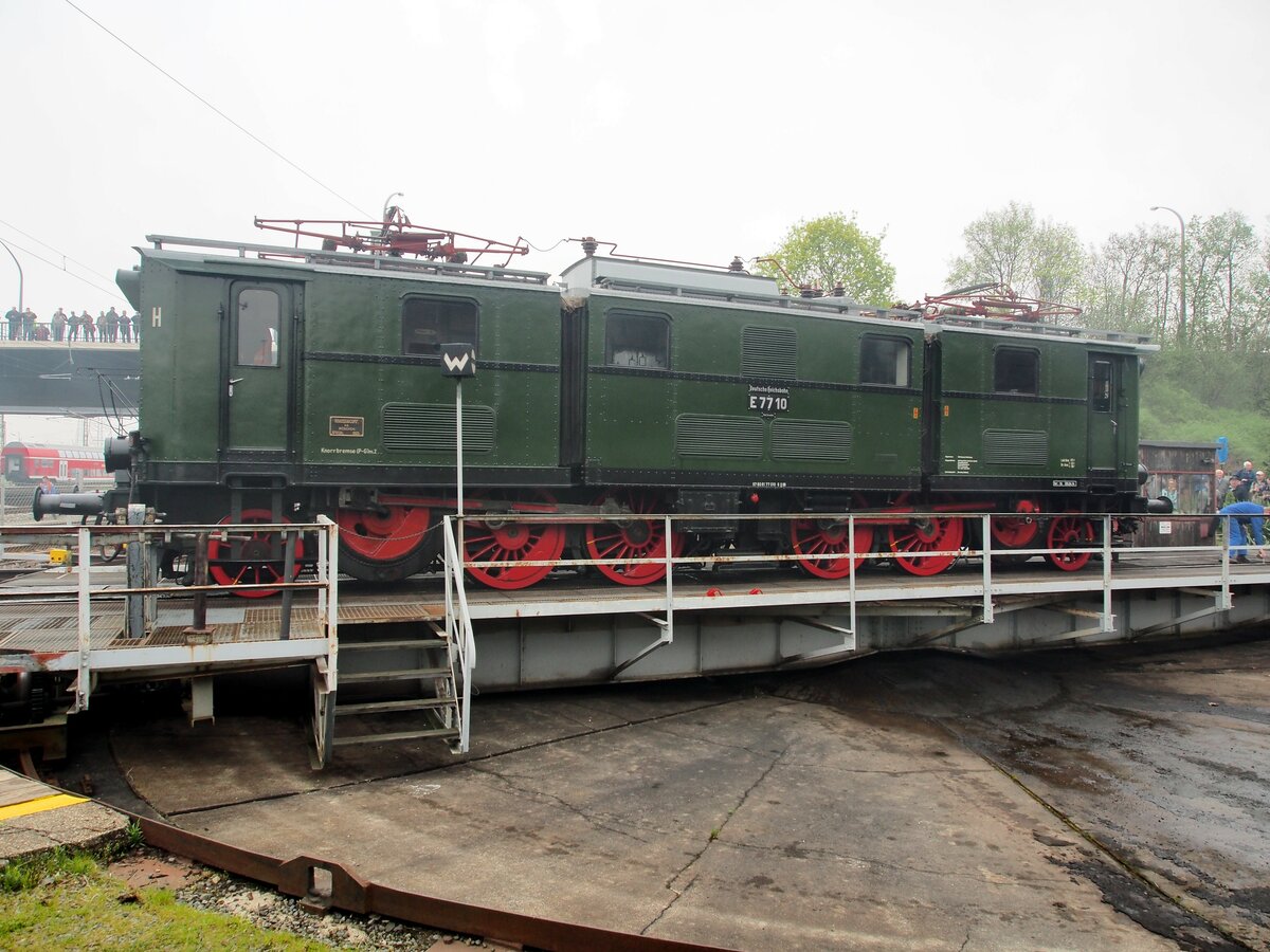 E 77 10 auf der Drehscheibe im Bw Dresden Altstadt beim 8.Dampfloktreffen in Dresden Altstadt am 15.04.2016.