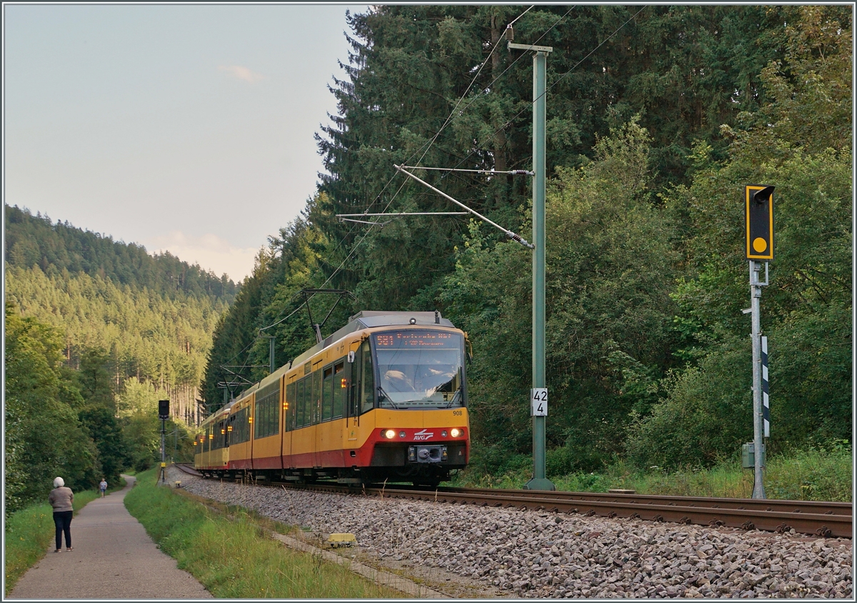 Ebenfalls auf dem Weg in Richtung Rastatt aber mit dem Ziel Karlsruhe ist dieser AVG 450 908 Triebwagen kurz nach Röt. 

12. Sept. 2021