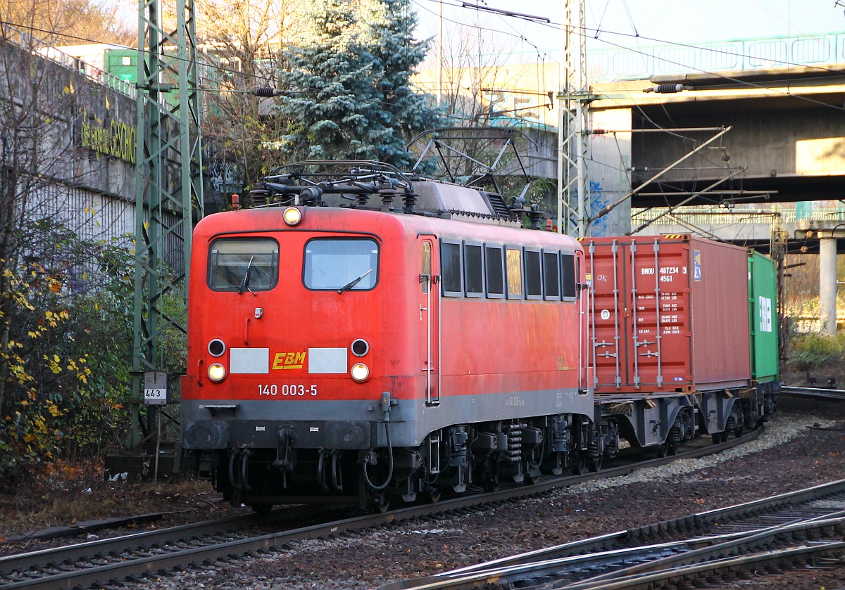 EBM Cargo 140 003-5(E40 003)rumpelt hier mit einem Containerzug durch HH-Harburg. 30.11.2013