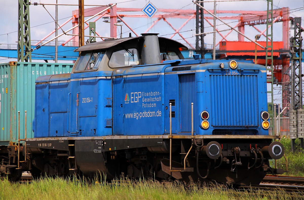 EGP 212 054-1(Unt/LS X/19.06.08) ebenfalls festgehalten als Portrait am Eurogate-Terminal in HH-Dradenau. 29.05.2014