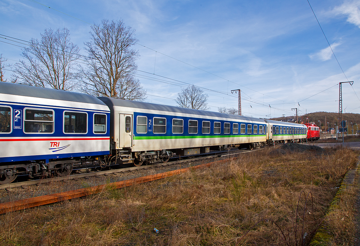 Ehemaliger „Halberstädter“ 2. Klasse  DR-IC- Reisezugwagen, D-TRAIN 51 80 84-90 207-2 Bomdz 236.9 der TRI - Train Rental GmbH, am 12.02.2022 bei einer Zugdurchfahrt in Rudersdorf. Zuglok war die GfF 110 459-5 der Gesellschaft für Fahrzeugtechnik mbH.

Als UIC-Z-Wagen der DR wird eine Serie von Reisezugwagen der Deutschen Reichsbahn bezeichnet, die überwiegend im Raw Halberstadt, aber auch im VEB Waggonbau Bautzen hergestellt wurde. Diese Wagen wurden je nach dem Herstellerort als „Halberstädter“ bzw. „Bautzener“ Wagen bekannt. 

Dieser  Wagen wurde 1991 als 51 80 21-95 505-7 Bomz 2194 vom Raw Halberstadt gebaut, nach dem Zusammenschluss zum 01.01.1994 zur DB AG wurde er als D-DB 51 80 21-95 506-8 Bomz 236.1 bezeichnet. Nach Umbau 2000 als D-DB 51 80 84-90 207-2 Bomdz 236.9 (der DB Fernverkehr AG), dann wurde er an die PRESS - Eisenbahn-Bau- und Betriebsgesellschaft Pressnitztalbahn mbH verkauft und 2021 ging er an die TRI - Train Rental GmbH (Einsatz im Vorlaufbetrieb RE 11 „Rhein-Hellweg-Express“).

TECHNISCHE DATEN:
Spurweite: 1.435 mm
Länge über Puffer: 26.400 mm
Wagenkastenlänge: 26.100 mm
Wagenkastenbreite:  2.825 mm
Höhe über Schienenoberkante: 4.050 mm
Drehzapfenabstand: 19.000 mm
Achsstand im Drehgestell: 2.600 mm
Drehgestellbauart:  GP 200-S-Mg
Leergewicht: 42 t
Höchstgeschwindigkeit:  200 km/h
Sitzplätze: 66
Abteile: 11 der  2. Klasse
Toiletten: 2 
Zulassung: RIC
Bremse: KE-GPR-Mg (D)