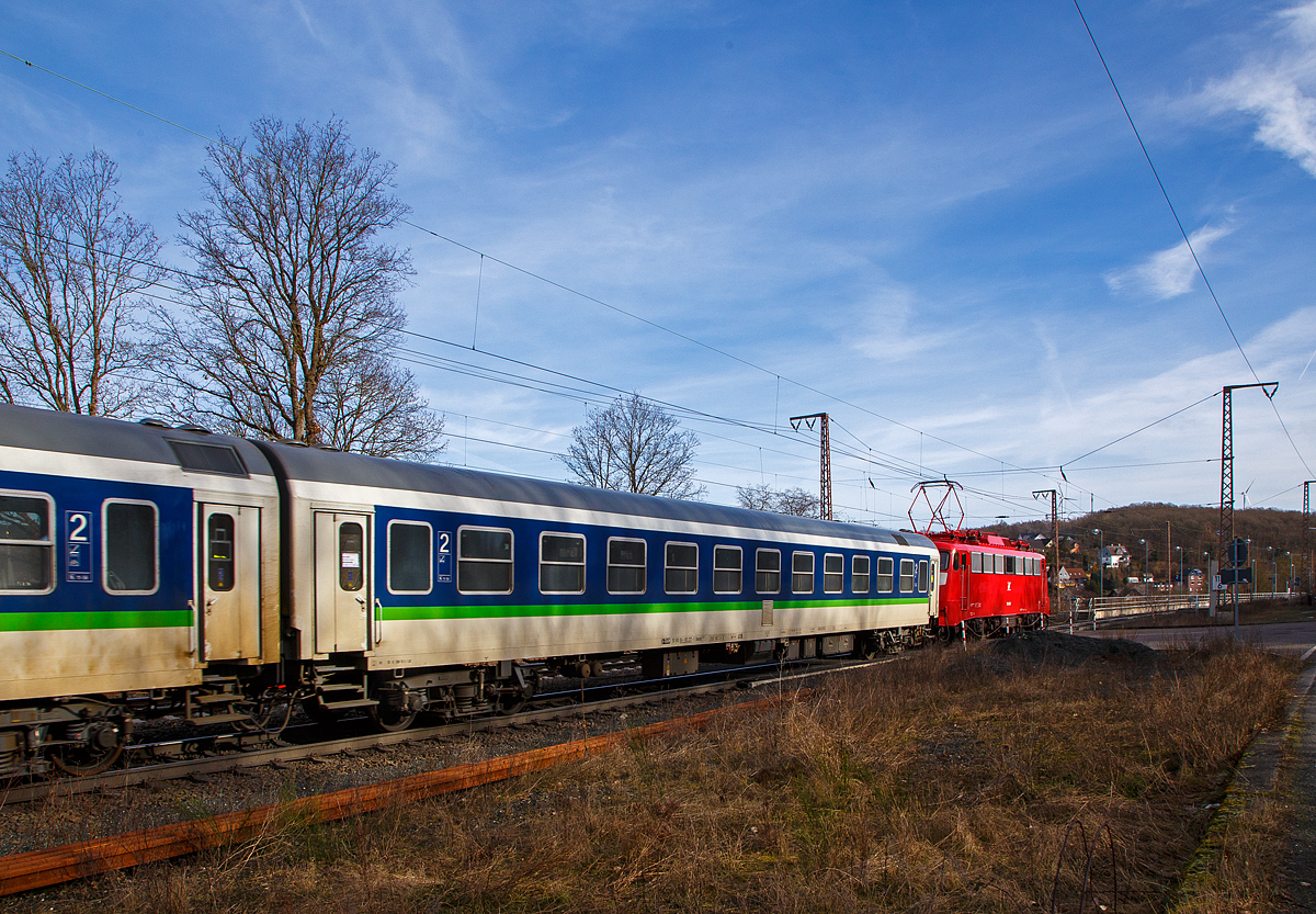 Ehemaliger „Halberstädter“ 2. Klasse  DR-IC- Reisezugwagen, D-TRAIN 51 80 84-90 217-1 Bomdz 236.9 der TRI - Train Rental GmbH, am 12.02.2022 bei einer Zugdurchfahrt in Rudersdorf. Zuglok war die GfF 110 459-5 der Gesellschaft für Fahrzeugtechnik mbH.

Als UIC-Z-Wagen der DR wird eine Serie von Reisezugwagen der Deutschen Reichsbahn bezeichnet, die überwiegend im Raw Halberstadt, aber auch im VEB Waggonbau Bautzen hergestellt wurde. Diese Wagen wurden je nach dem Herstellerort als „Halberstädter“ bzw. „Bautzener“ Wagen bekannt. 

Dieser  Wagen wurde 1991 als DR 51 50 21-95 522-1 Bomz 2195 vom Raw Halberstadt gebaut, nach dem Zusammenschluss zum 01.01.1994 zur DB AG wurde er als D-DB 51 80 21-95 522-5 Bomz 236.1 bezeichnet. Nach Umbau 2000 als D-DB 51 80 84-90 217-1Bomdz 236.9 (der DB Fernverkehr AG), dann wurde er an die PRESS - Eisenbahn-Bau- und Betriebsgesellschaft Pressnitztalbahn mbH verkauft und 2021 ging er an die TRI - Train Rental GmbH (Einsatz im Vorlaufbetrieb RE 11 „Rhein-Hellweg-Express“).

TECHNISCHE DATEN:
Spurweite: 1.435 mm
Länge über Puffer: 26.400 mm
Wagenkastenlänge: 26.100 mm
Wagenkastenbreite:  2.825 mm
Höhe über Schienenoberkante: 4.050 mm
Drehzapfenabstand: 19.000 mm
Achsstand im Drehgestell: 2.600 mm
Drehgestellbauart:  GP 200-S-Mg
Leergewicht: 42 t
Höchstgeschwindigkeit:  200 km/h
Sitzplätze: 66
Abteile: 11 der  2. Klasse
Toiletten: 2 
Zulassung: RIC
Bremse: KE-GPR-Mg (D)
