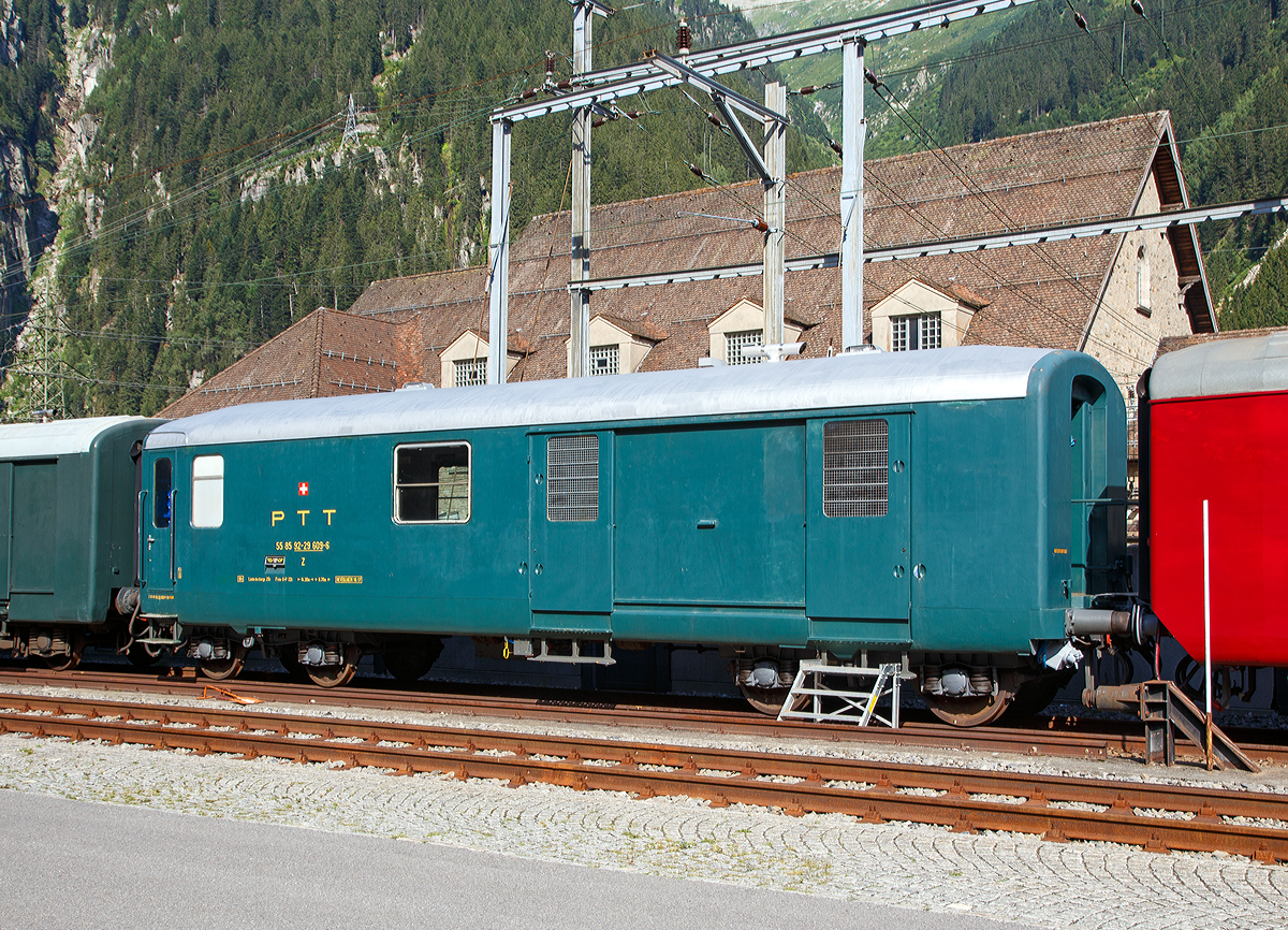 Ehemaliger schweizerische PTT Bahnpostwagen  Z 50 85 92-29 609-6 CH-SLM der SLM GmbH, Schorno Locomotive Management, abgestellt am 01.08.2019 beim Bahnhof G�schenen.

Die schweizerische PTT (Post-, Telefon- und Telegrafenbetriebe) war zwischen 1928 und die staatliche Beh�rde f�r den Post-, Telefon- und Telefaxbetrieb in der Schweiz und in Liechtenstein, heute hei�t sie Schweizerische Post AG.

TECHNISCHE DATEN:
Spurweite: 1.435 mm (Normalspur)
Anzahl der Achsen: 4
L�nge �ber Puffer: 14.300 mm
Drehzapfenabstand: 8.700 mm
Eigengewicht: 18 t
Nutzlast: 25 t
Bremse: O-P 22t