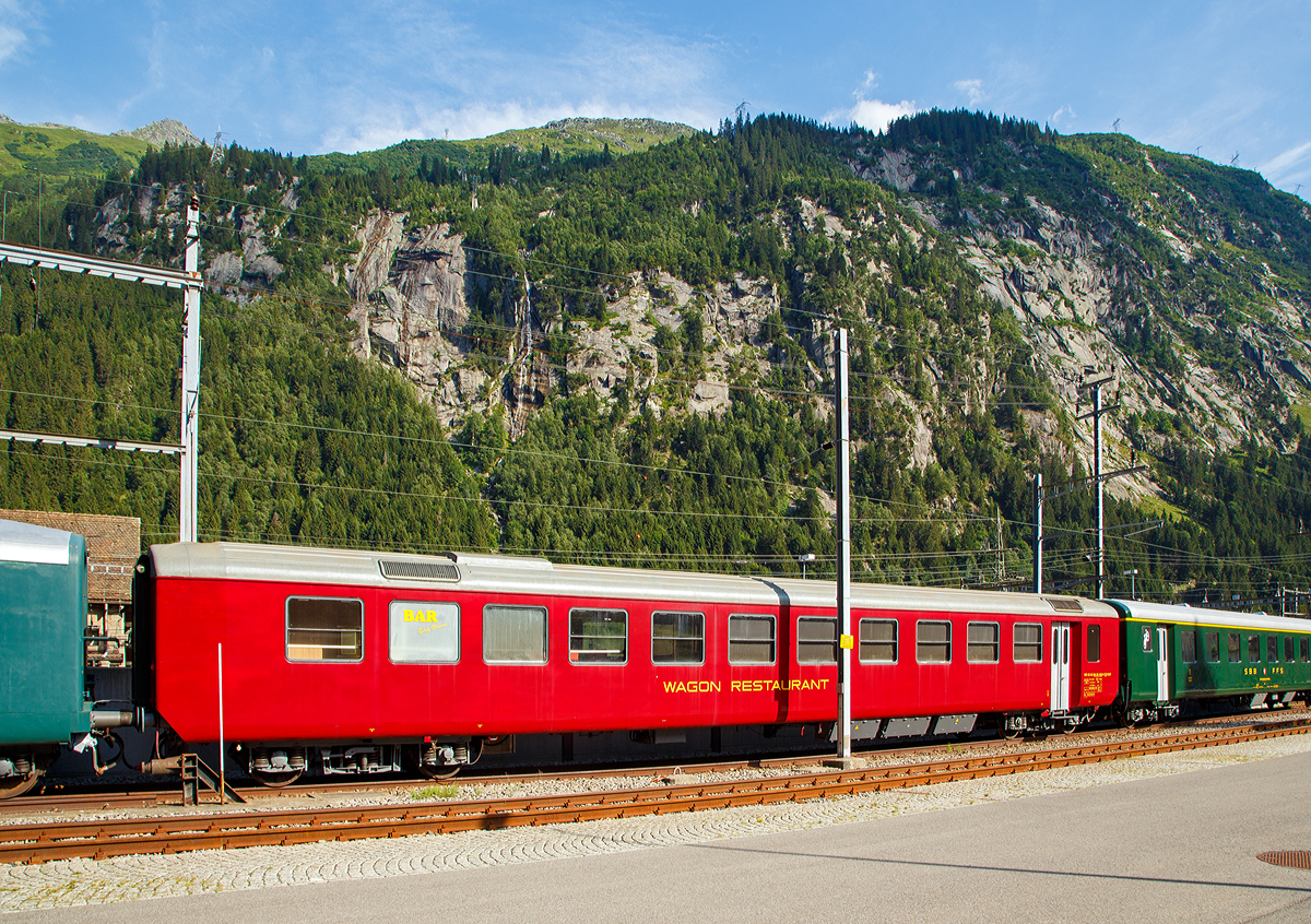 Ehemaliger SOB Einheitswagen I Speisewagen WR 55 85 88-35 452-9 CH-SLM, der SLM GmbH (Schorno Locomotive Management), abgestellt am 01 August 2019 beim Bahnhof G�schenen. Die SLM GmbH wurde zum 01.10.2022 liquidiert, heute ist der Wagen in Privatbesitz und als Leihfahrzeug im Bestand des VDP - Verein Dispopendel (Wohlen) und wird als WR EW I „Gipfeli-Express“ 55 85 88-35 452-9 eingesetzt.

Der Wagen wurde 1974 von der SWS Schweizerische Wagons- und Aufz�gefabrik AG Schlieren-Z�rich gebaut und als Speisewagen WR 242 (50 48 88-35 452-0) an die SOB - Schweizerische S�dostbahn AG geliefert. 
Urspr�nglich hatte er eine kleine Bar mit 8 Sitzpl�tzen, eine K�che mit den notwendigen Utensilien, ein Restaurant mit 18 Sitzpl�tzen, sowie ein Raucherabteil, welches bei Bedarf in ein weiteres Restaurant mit 21 Sitzpl�tzen umgewandelt werden konnte. 

Auf der Pressefahrt vom 9. Oktober 1974 wurde der neue SOB-Speisewagen WR 242 vorgestellt. Dieser Wagen versah seit jenem Herbst den Dienst in einer Pendelzugskomposition zwischen Arth-Goldau und Romanshorn. Der dadurch frei gewordene Buffetwagen Br 241 hatte Ende 1974 eine Revision durchlaufen und wurde dann bis Weihnachten probeweise in zwei direkten Zugspaaren von Einsiedeln nach Z�rich Altstetten im �Gipfeli-Express� eingesetzt.

1982 mit der Einf�hrung des Taktfahrplan verschwand der Buffetwagen aus den direkten Z�gen Arth-Goldau–Romanshorn. Ab 1985 war auch eine SOB-Komposition mit Buffetwagen im �Konstanz-Rigi-Express� in den Sommermonaten t�glich bis Konstanz im Einsatz. Wann der Wagen zum heutigen Speisewagen mit Bar umgebaut wurde ist mir nicht bekannt. Heute hat er einen gesamten Restaurantbereich mit 36 Sitzpl�tze, sowie zus�tzlich finden an der Bar etwa 10 Personen Platz.

2014 stand der Speisewagen als WR CT 452 in Z�rich Seebach als station�res Restaurant der �ffentlichkeit zur Verf�gung. Danach erfolgte der Verkauf an Schorno Locomotive Management. Der Wagen steht heute in einem neuen Anstrich in G�schenen.

Der �Gipfeli-Express� der S�dostbahn ist wohl einer der buntesten Zugsl�ufe einer normalspurigen Schweizer Bahngesellschaft. Dass sich dereinst eine Direktverbindung zu einem der kultigsten Z�ge entwickelte, h�tte bei der Einf�hrung wohl niemand gedacht. Der werktags verkehrende Berufspendlerzug �Gipfeli-Express� befuhr die Strecke Einsiedeln – W�denswil – Z�rich Altstetten. Die ehemalige Legende auf dem Netz der S�dostbahn, wird der allseits beliebte Gipfeli-Express heute durch den Verein Dispopendel als historische Zugskomposition f�r Events eingesetzt.

Die Speisewagen EW I unterschieden sich von ihren Vorg�ngern der Leichtstahlbauart vor allem durch das gesickte Dach und den T�ren, au�erdem waren sie 80 cm l�nger. Die EW I Speisewagen haben �bersetzfenster, im Gegensatz zu den allgemeinen EW I Personenwagen, welche einteilige Senkfenster haben.

Noch erw�hnenswert ist das dieser SOB EW I Speisewagen etwas andere Abmessungen hat als die bereits 1958-1961 auch von SWS gebauten EW I der SBB. 

TECHNISCHE DATEN:
Spurweite: 1.435 mm (Normalspur)
Anzahl der Achsen: 4 in 2 Drehgestellen
L�nge �ber Puffer: 24.100 mm
Breite: 2.900 mm
H�he: 4.500 mm
Wagenbodenh�he: 1.100 mm
Drehzapfenabstand: 17.700 mm
Achsabstand im Drehgestell: 2.700 mm
Laufraddurchmesser: 910 mm (neu)
Drehgestelltyp: SWS (mit Schraubenfedern)
H�chstgeschwindigkeit: 140 km/h
Eigengewicht: 36 t
Sitzpl�tze: 43 (36 im Restaurant)
Bremse: Frein O-R (P43t)
Besonderheit: Zurzeit nur Station�r betriebsf�hig, Versorgung �ber externen Generator m�glich.

Quellen: VDP / SBB / SWS / SOB  
Stand (�berarbeitung): September 2025
