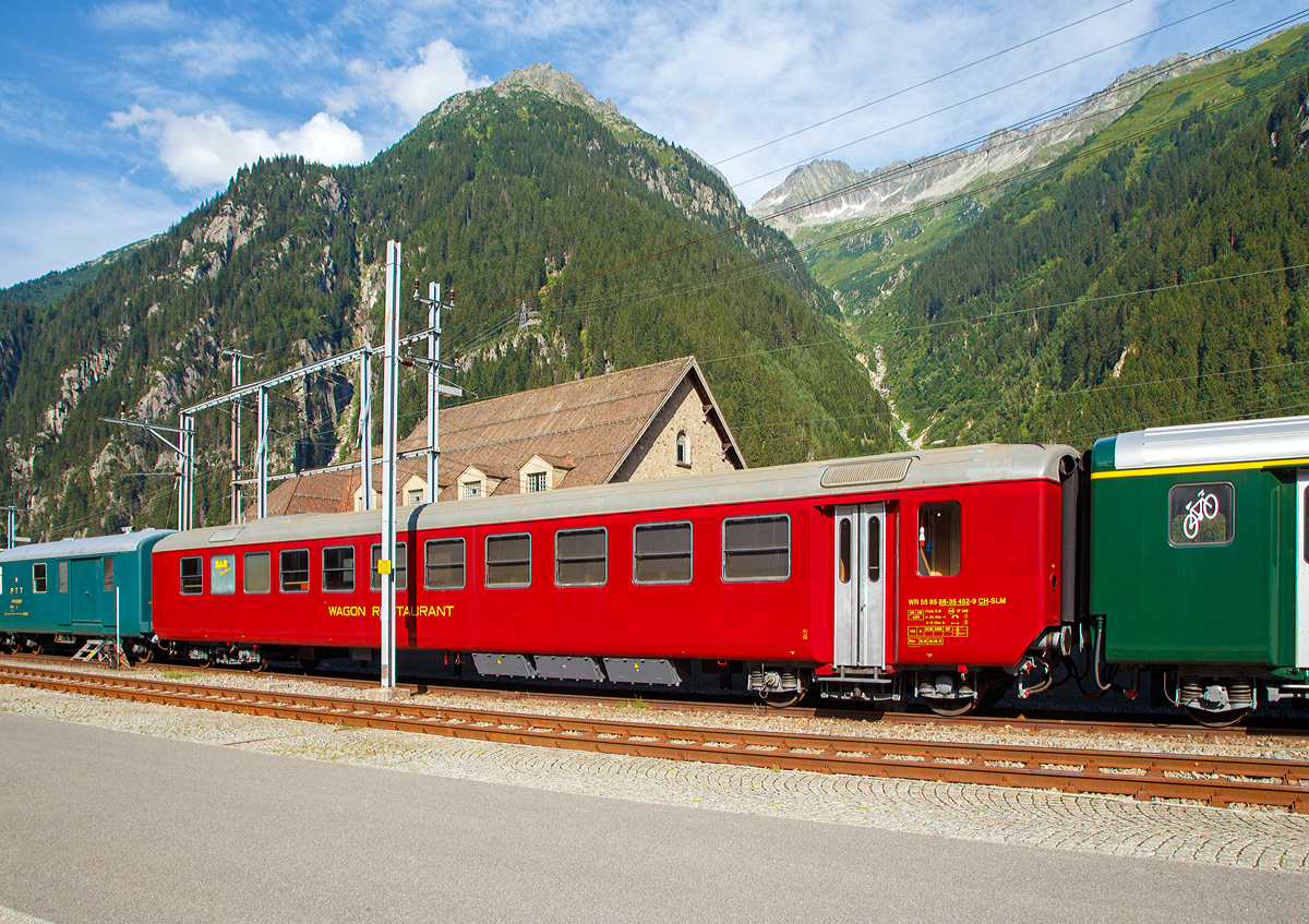 Ehemaliger SOB Einheitswagen I Speisewagen WR 55 85 88-35 452-9 CH-SLM, der SLM GmbH (Schorno Locomotive Management), abgestellt am 01 August 2019 beim Bahnhof G�schenen. Die SLM GmbH wurde zum 01.10.2022 liquidiert, heute ist der Wagen in Privatbesitz und als Leihfahrzeug im Bestand des VDP - Verein Dispopendel (Wohlen) und wird als WR EW I „Gipfeli-Express“ 55 85 88-35 452-9 eingesetzt.

Der Wagen wurde 1974 von der SWS Schweizerische Wagons- und Aufz�gefabrik AG Schlieren-Z�rich gebaut und als Speisewagen WR 242 (50 48 88-35 452-0) an die SOB - Schweizerische S�dostbahn AG geliefert. 
Urspr�nglich hatte er eine kleine Bar mit 8 Sitzpl�tzen, eine K�che mit den notwendigen Utensilien, ein Restaurant mit 18 Sitzpl�tzen, sowie ein Raucherabteil, welches bei Bedarf in ein weiteres Restaurant mit 21 Sitzpl�tzen umgewandelt werden konnte. 

Auf der Pressefahrt vom 9. Oktober 1974 wurde der neue SOB-Speisewagen WR 242 vorgestellt. Dieser Wagen versah seit jenem Herbst den Dienst in einer Pendelzugskomposition zwischen Arth-Goldau und Romanshorn. Der dadurch frei gewordene Buffetwagen Br 241 hatte Ende 1974 eine Revision durchlaufen und wurde dann bis Weihnachten probeweise in zwei direkten Zugspaaren von Einsiedeln nach Z�rich Altstetten im �Gipfeli-Express� eingesetzt.

1982 mit der Einf�hrung des Taktfahrplan verschwand der Buffetwagen aus den direkten Z�gen Arth-Goldau–Romanshorn. Ab 1985 war auch eine SOB-Komposition mit Buffetwagen im �Konstanz-Rigi-Express� in den Sommermonaten t�glich bis Konstanz im Einsatz. Wann der Wagen zum heutigen Speisewagen mit Bar umgebaut wurde ist mir nicht bekannt. Heute hat er einen gesamten Restaurantbereich mit 36 Sitzpl�tze, sowie zus�tzlich finden an der Bar etwa 10 Personen Platz.

2014 stand der Speisewagen als WR CT 452 in Z�rich Seebach als station�res Restaurant der �ffentlichkeit zur Verf�gung. Danach erfolgte der Verkauf an Schorno Locomotive Management. Der Wagen steht heute in einem neuen Anstrich in G�schenen.

Der �Gipfeli-Express� der S�dostbahn ist wohl einer der buntesten Zugsl�ufe einer normalspurigen Schweizer Bahngesellschaft. Dass sich dereinst eine Direktverbindung zu einem der kultigsten Z�ge entwickelte, h�tte bei der Einf�hrung wohl niemand gedacht. Der werktags verkehrende Berufspendlerzug �Gipfeli-Express� befuhr die Strecke Einsiedeln – W�denswil – Z�rich Altstetten. Die ehemalige Legende auf dem Netz der S�dostbahn, wird der allseits beliebte Gipfeli-Express heute durch den Verein Dispopendel als historische Zugskomposition f�r Events eingesetzt.

Die Speisewagen EW I unterschieden sich von ihren Vorg�ngern der Leichtstahlbauart vor allem durch das gesickte Dach und den T�ren, au�erdem waren sie 80 cm l�nger. Die EW I Speisewagen haben �bersetzfenster, im Gegensatz zu den allgemeinen EW I Personenwagen, welche einteilige Senkfenster haben.

Noch erw�hnenswert ist das dieser SOB EW I Speisewagen etwas andere Abmessungen hat als die bereits 1958-1961 auch von SWS gebauten EW I der SBB. 

TECHNISCHE DATEN:
Spurweite: 1.435 mm (Normalspur)
Anzahl der Achsen: 4 in 2 Drehgestellen
L�nge �ber Puffer: 24.100 mm
Breite: 2.900 mm
H�he: 4.500 mm
Wagenbodenh�he: 1.100 mm
Drehzapfenabstand: 17.700 mm
Achsabstand im Drehgestell: 2.700 mm
Laufraddurchmesser: 910 mm (neu)
Drehgestelltyp: SWS (mit Schraubenfedern)
H�chstgeschwindigkeit: 140 km/h
Eigengewicht: 36 t
Sitzpl�tze: 43 (36 im Restaurant)
Bremse: Frein O-R (P43t)
Besonderheit: Zurzeit nur Station�r betriebsf�hig, Versorgung �ber externen Generator m�glich.

Quellen: VDP / SBB / SWS / SOB  
Stand (�berarbeitung): September 2025
