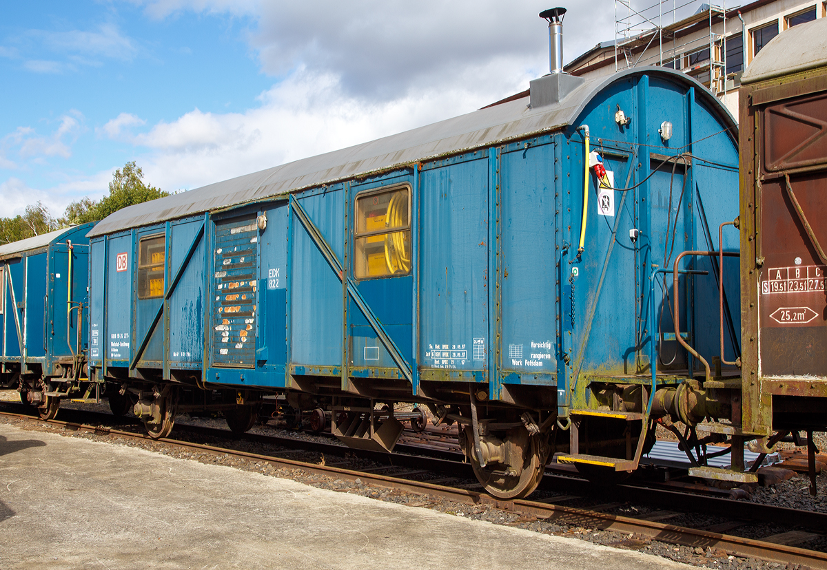 
Ehemaliger Werkstatt-Gerätewagen 469 (Bauart 469) 60 80 99-24 277-8 der GB Bahnbau, BFOKarlsruhe, zum Kranzug EDK 822 (97 82 45 004 17-8, ex 80 80 979 0 002-7), seit 2008 Eigentum von Eisenbahnbedarf Bad Nauheim (EBN), ab 2009 NVR-Nummer 75 80 2429 291-7 D-EBN, am 02.10.2016 beim Tag der offenen Tür der BLE Butzbach-Licher Eisenbahnfreunde e. V. in Butzbach.

Der ursprüngliche Wagen wurde 1944 von der Waggonfabrik Steinfurt in Königsberg (Preußen) als MCi-43 (Behelfspersonenwagen) Stuttgart 8374 für die DR gebaut. Nach dem Krieg verblieb er im Westen und wurde 1954 zum Waschwagen BA 486 umgebaut, ab 1964 erhielt er die Betriebs-Nr. 60 80 99-29 210-4. 1975 erfolgte der Umbau zum Werkstatt-Gerätewagen BA 469 und der Wagen kam zum Gleisbauhof Karlsruhe (DB), wo er als Gerätewagen zum 32 t-Kranzug 822 (EDK 822) Verwendung fand, bis er 2008 ausgemustert wurde.

TECHNISCHE DATEN als BA 469:
Spurweite: 1.435 mm
Anzahl der Achsen: 2
Länge über Puffer : 12.800 mm
Achsabstand: 8.000 mm
Eigengewicht: 13.240 kg
Höchstgeschwindigkeit :100 km/h (ursprünglich 75 km/h, 1970-75  90 km/h)
Betriebsbremse: Hik-GP (Hildebrand-Knorr), pneumatisch, einlösig
Bremsgewicht:  13 t (G) / 14 t (P) 
Sonstiges:   5 kW-Stromaggregat
