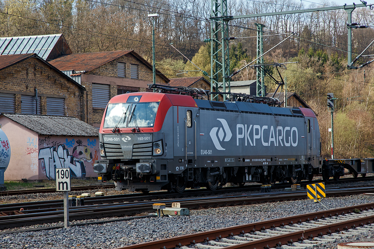 Eigentlich ist Karfreitag, aber es fährt trotzdem viel und außergewöhnliches auf der Siegstrecke...
Die EU46-501 / 193-501 / 5 370 013-2 (91 51 5370 013-2 PL-PKPC) der PKP Cargo S.A. (Warschau), fährt am 02.04.2021, mit einem Güterwagen-Leerzug (bestehend aus Containertrag- und Flachwagen), durch Betzdorf (Sieg) in Richtung Siegen.

Die Siemens Vectron MS wurde 2015 von Siemens Mobility GmbH in München-Allach unter der Fabriknummer 21971gebaut und als erste von 20 Mehrsystemloks an die PKP Cargo S.A. (Warschau) geliefert. Diese Vectron Lokomotive ist als MS – Lokomotive (Mehrsystemlok) mit 6.400 kW konzipiert und zugelassen für Deutschland, Österreich, Ungarn, Polen, Tschechien, Slowakei und Rumänien (D/A/H/PL/CZ/SK/RO), sie hat eine zul. Höchstgeschwindigkeit von 160 km/h.

TECHNISCHE DATEN der Vectron MS:
Spurweite: 1.435 mm
Achsformel: Bo'Bo'
Länge über Puffer: 18.980 mm
Drehzapfenabstand: 9.500 mm
Achsabstand im Drehgestell: 3.000 mm
Breite: 3.012 mm
Höhe: 4.248 mm
Raddurchmesser : 1.250 mm (neu) / 1.170 mm (abgenutzt)
Gewicht: 90 t
Spannungssysteme: 15 kV, 16,7 Hz AC / 25 kV, 50 Hz AC / 1,5kV DC und 3 kV DC
Max. Leistung am Rad: Unter 15kV, 16,7Hz und 25kV, 50Hz Wechselstrom mit 6.400kW, unter 3kV Gleichstrom mit 6.000 kW, sowie unter 1,5kV Gleichstrom 3.500 kW
Höchstgeschwindigkeit: 160 km/h
Anfahrzugskraft: 300 kN
Dauerzugkraft: 250 kN
Elektrische Bremskraft: max. 240 kN
Kraftübertragung: Ritzelhohlwellenantrieb
Kleinster befahrbarer Gleisbogen: R = 80 m
Lichtraumprofil: UIC 505-1
