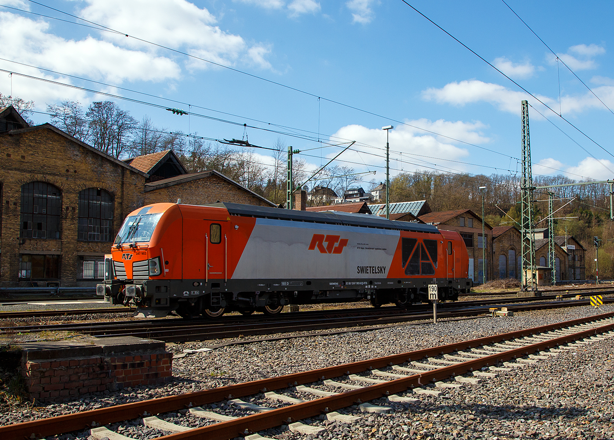 Eigentlich ist Karfreitag, aber es fährt trotzdem viel und außergewöhnliches auf der Siegstrecke...
Die 247 903 (92 80 1247 903-8 D-RTS) der RTS Rail Transport Service GmbH, Graz (eine 100%ige Tochter der Swietelsky Baugesellschaft m.b.H) fährt am 02.04.2021, als Tfzf (Triebfahrzeugfahrt) bzw. Lz (Lokzug), durch Betzdorf (Sieg) in Richtung Siegen.

Die Siemens Vectron DE wurde 2015 von Siemens Mobility GmbH in München-Allach 	unter der Fabriknummer 21949 als Vorführlok gebaut, eingestellt vom Siemens Prüfcenter Wegberg-Wildenrath als (92 80 1247 903-8 D-PCW). Für Testfahrten war sie 2015 bei der LWB - LAPPWALDBAHN GmbH und BE - Bentheimer Eisenbahn AG. Ab 2016 wurde sie von Siemens Mobility als 92 80 1247 903-8 D-SIEAG eingestellt und für Testfahrten u.a. bei der  LOCON AG. Ab 2017 war sie für die DB Cargo Deutschland AG unterwegs, bis sie 2019 an die RTS - Rail Transport Service GmbH verkauft wurde. Zugelassen ist die Dieselelektrische Lok in Deutschland und Österreich, mit einer Höchstgeschwindigkeit von 160 km/h.

Das Fahrzeugkonzept der Diesellok basiert auf der bewährten Siemens Eurorunner Lokomotive. Die Vectron DE wie hier mit dem Cargo-Packet hat eine Leistung von 2.400 kW. Die DE ist mit 19.980 mm Länge über Puffer einen Meter länger als die E-Lok-Varianten der Vectron.

Herzstück der Vectron DE ist ein Dieselmotor der neuesten Generation der MTU-Erfolgsbaureihe 4000. Es ist ein V-16-Zylinder- Dieselmotor mit zweistufiger Turboaufladung vom Typ MTU 16V 4000 R84. Ein verbessertes Common-Rail-Einspritzsystem mit einem maximalen Einspritzdruck von 2.200 bar sorgt zudem für geringe Rohemissionen von Partikeln und ermöglicht so einen kompakten Partikelfilter. Der Motor unterschreitet die seit dem Jahr 2012 geltenden europäischen Emissionsvorschriften der Stufe EU IIIB für Bahnantriebe deutlich.

TECHNISCHE DATEN:
Spurweite: 1.435 mm
Achsfolge:  Bo´Bo´
Länge über Puffer: 19.980 mm
Drehzapfenabstand: 10.800 mm
Achsabstand im Drehgestell: 2.700 mm
Treibraddurchmesser : 1.100 mm (neu) / 1.020 mm (abgenutzt)
Eigengewicht: ca. 83 t
Max. Achslast : 22 t
Dieselmotorleistung: 2.400 kW (Leistung am Rad 2.000 kW)
Anfahrzugkraft: 300 kN
Elektrische Bremskraft: 150 kN
Höchstgeschwindigkeit : 160 km/h
