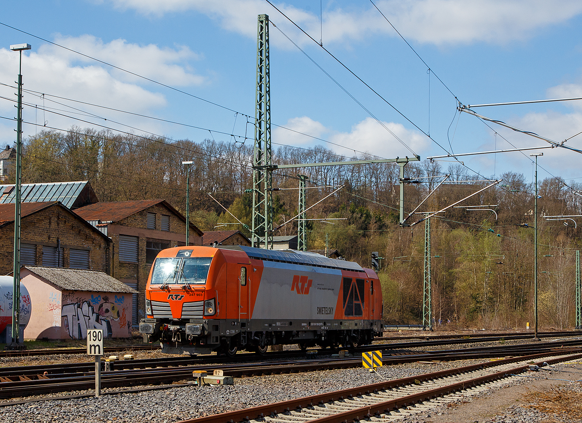 Eigentlich ist Karfreitag, aber es fährt trotzdem viel und außergewöhnliches auf der Siegstrecke...
Die 247 903 (92 80 1247 903-8 D-RTS) der RTS Rail Transport Service GmbH, Graz (eine 100%ige Tochter der Swietelsky Baugesellschaft m.b.H) fährt am 02.04.2021, als Tfzf (Triebfahrzeugfahrt) bzw. Lz (Lokzug), durch Betzdorf (Sieg) in Richtung Siegen.

Die Siemens Vectron DE wurde 2015 von Siemens Mobility GmbH in München-Allach 	unter der Fabriknummer 21949 als Vorführlok gebaut, eingestellt vom Siemens Prüfcenter Wegberg-Wildenrath als (92 80 1247 903-8 D-PCW). Für Testfahrten war sie 2015 bei der LWB - LAPPWALDBAHN GmbH und BE - Bentheimer Eisenbahn AG. Ab 2016 wurde sie von Siemens Mobility als 92 80 1247 903-8 D-SIEAG eingestellt und für Testfahrten u.a. bei der  LOCON AG. Ab 2017 war sie für die DB Cargo Deutschland AG unterwegs, bis sie 2019 an die RTS - Rail Transport Service GmbH verkauft wurde. Zugelassen ist die Dieselelektrische Lok in Deutschland und Österreich, mit einer Höchstgeschwindigkeit von 160 km/h.

Das Fahrzeugkonzept der Diesellok basiert auf der bewährten Siemens Eurorunner Lokomotive. Die Vectron DE wie hier mit dem Cargo-Packet hat eine Leistung von 2.400 kW. Die DE ist mit 19.980 mm Länge über Puffer einen Meter länger als die E-Lok-Varianten der Vectron.

Herzstück der Vectron DE ist ein Dieselmotor der neuesten Generation der MTU-Erfolgsbaureihe 4000. Es ist ein V-16-Zylinder- Dieselmotor mit zweistufiger Turboaufladung vom Typ MTU 16V 4000 R84. Ein verbessertes Common-Rail-Einspritzsystem mit einem maximalen Einspritzdruck von 2.200 bar sorgt zudem für geringe Rohemissionen von Partikeln und ermöglicht so einen kompakten Partikelfilter. Der Motor unterschreitet die seit dem Jahr 2012 geltenden europäischen Emissionsvorschriften der Stufe EU IIIB für Bahnantriebe deutlich.

TECHNISCHE DATEN:
Spurweite: 1.435 mm
Achsfolge:  Bo´Bo´
Länge über Puffer: 19.980 mm
Drehzapfenabstand: 10.800 mm
Achsabstand im Drehgestell: 2.700 mm
Treibraddurchmesser : 1.100 mm (neu) / 1.020 mm (abgenutzt)
Eigengewicht: ca. 83 t
Max. Achslast : 22 t
Dieselmotorleistung: 2.400 kW (Leistung am Rad 2.000 kW)
Anfahrzugkraft: 300 kN
Elektrische Bremskraft: 150 kN
Höchstgeschwindigkeit : 160 km/h
