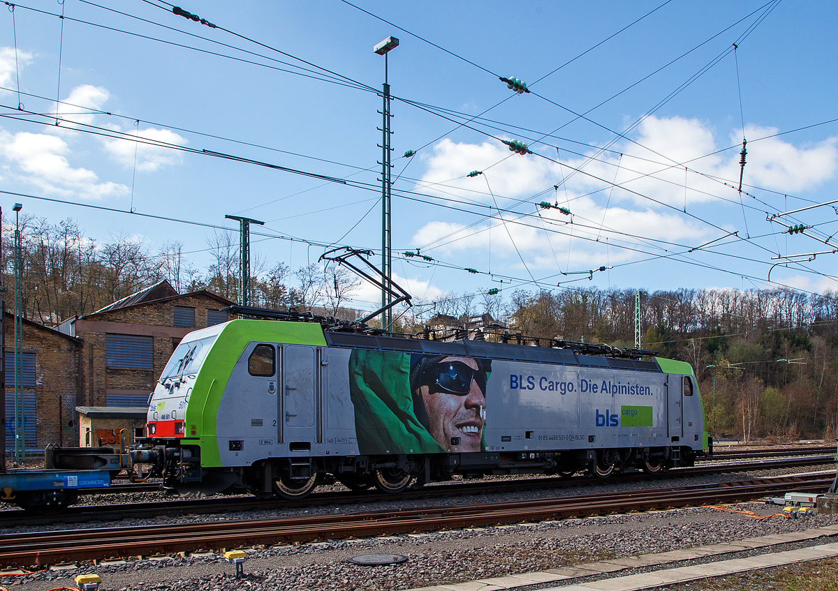 Eigentlich ist Karfreitag, aber es fährt trotzdem viel und außergewöhnliches auf der Siegstrecke...
Die BLS Cargo 501, Re 486 501-0  Beura-Cardezza  (91 85 4486 501-0 CH-BLSC) fährt am 26.03.202, mit einem KLV-Zug, durch Betzdorf (Sieg) in Richtung Köln.

Die TRAXX F140 MS wurde 2008 von Bombardier in Kassel unter der Fabriknummer 34396 gebaut und an die BLS Cargo geliefert. Die Loks sind, mit einer Höchstgeschwindigkeit von 140 km/h, für die Schweiz, Deutschland, Italien und Österreich zugelassen.