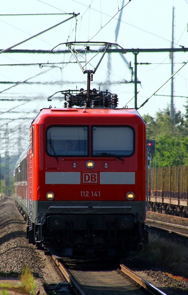 Eigentlich sollte sie hinten dran hängen aber wegen eines Defekts am Steuerwagen zog die frisch aus Dessau zurückgekehrte 112 141(REV/LD X/30.06.15) den RE7 nach Hamburg. Jübek 02.07.2015