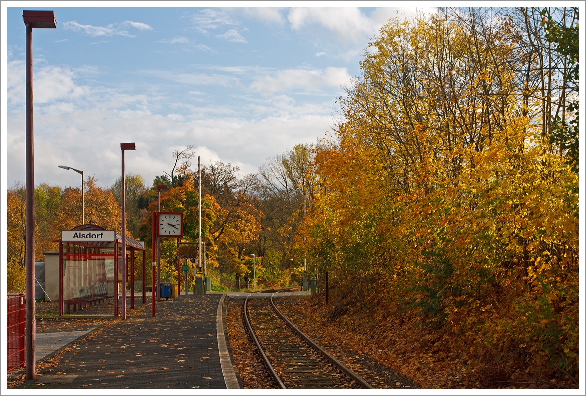 Eigentlich sollte um diese Uhrzeit ein Triebzug der Daadetalbahn kommen, aber nicht samstags...
So bleibt nur diese herbstliche Aufnahme bei diesem sch�nen Licht von dem Haltepunkt Alsdorf an der KBS 463 (Daadetalbahn), hier am 26.10.2013 