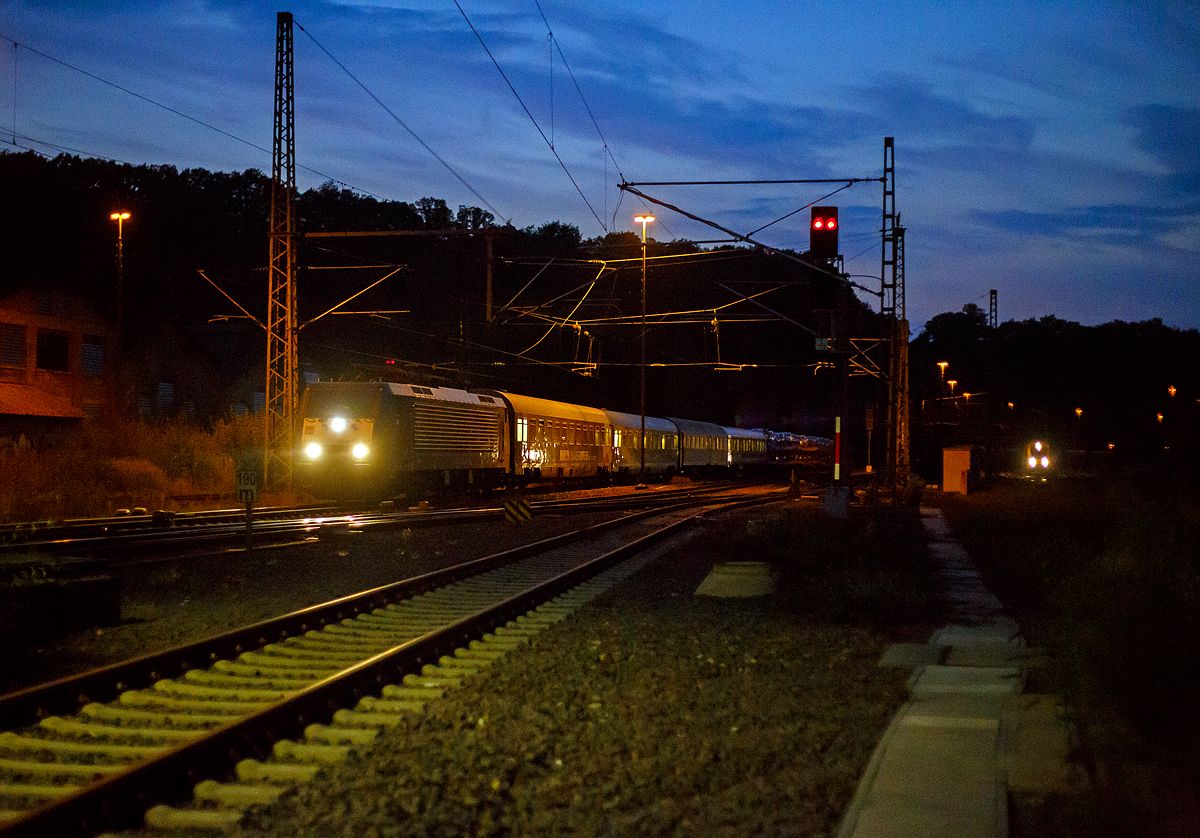 Eigentlich war es mir bekannt dass diese Züge die Siegstrecke befahren, so hätte ich einen auch ein paar Wochen, bei weitaus hellerem Licht, einen vor die Linse zubekommen.... 
Aber nun am 17. September 2021 ist es schon um 20:15 Uhr sehr dunkel, wo der von der MREC – Dispolok E 189-909 / Siemens ES 64 F4 – 009 (91 80 6189 909-5 D-DISPO - Class 189-VE) gezogene Nacht- und Autoreisezug Urlaubs-Express der Unternehmensgruppe Train4you. dem UEx Night Düsseldorf - Verona (UEx 1385) durch Betzdorf (Sieg) in Richtung Siegen fährt. Nächster Halt Siegen Hbf, die Autoverladungen finden aber nur in den Endbahnhöfen Düsseldorf und Verona statt.

Eine netten Gruß an den Lokführer zurück, der mich hier mit Fernlicht begrüßte. Lieder war ich bei der Dunkelheit zu sehr mit dem Fotografieren beschäftigt, das ich Ihn nicht zu rück grüßen konnte. Hier war ich auch mit meiner Kamera total an der Grenze der Möglichkeiten/Machbaren, bei fahrendem (bewegtem) Motiv angelangt (Belichtungsdauer 1/250, F=1,8, ISO 12800).
