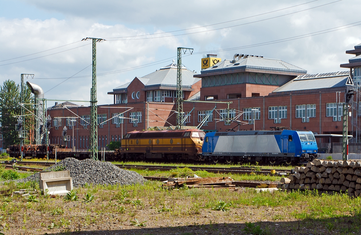 
Eigentlich war ich noch auf der Suche nach einem Parkplatz, da kamen sie, also Kamera in die Hand und raus aus dem Auto.....

Die 185  518-8 der CFL Cargo hat die kalte CFL Cargo 1805   Mondorf-les-Bains  und zwei Drehgestellflachwagen am Haken, und fährt am 03.05.2014 durch den Bahnhof Gießen in Richtung Frankfurt/Main. Auf den zweitem Wagen waren zwei komplette Lokdrehgestelle sowie mehrere Radsätze, wohl als Ersatz. Der Zug kam aus Richtung Kassel. Die 1805 war seit 2012 in Padborg (CFL Cargo Danmark ApS), ob sie wohl wieder in die alte Heimat soll, es würde mich freuen. 

Die TRAXX F140 AC1 (185  518-8) wurde 2002 bei Bombardier in Kassel unter der Fabriknummer 33533 gebaut und an die Locomotion Capital (Belgien) geliefert, weitere Stationen waren Angel Trains Cargo (B), TXL - TX Logistik AG (D), RTS Rail Transport Service (A), HGK - Hafen und Güterverkehr AG, Köln, bis sie 2013 nun zur CFL Cargo kam. 
Nun trägt sie die NVR-Nummer 91 80 6 185  518-8 CFL-CA und die EBA-Nummer EBA 99A22A 423. 

Die CFL Cargo 1805   Mondorf-les-Bains  wurde 1963 bei La Brugeoise et Nivelles (BN) in Belgien gebaut, die Typenbezeichnung ist 18 CN 7. 
Die Lok hat die NVR-Nummer 92 82 000 1805-1 L-CFL CA. 
Eine weitere Beschreibung der 1805 folgt noch mit einem weiterem Bild.
