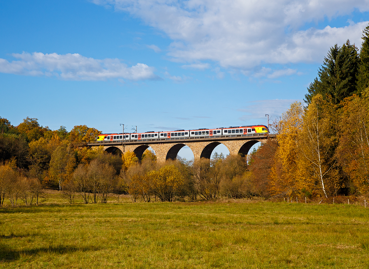 
Ein 5-teiliger Flirt der HLB (Hessischen Landesbahn) als RE 99 Main-Sieg-Express (Siegen-Gießen), fährt am 30.10.2016 über den Rudersdorfer Viadukt in Richtung Gießen.