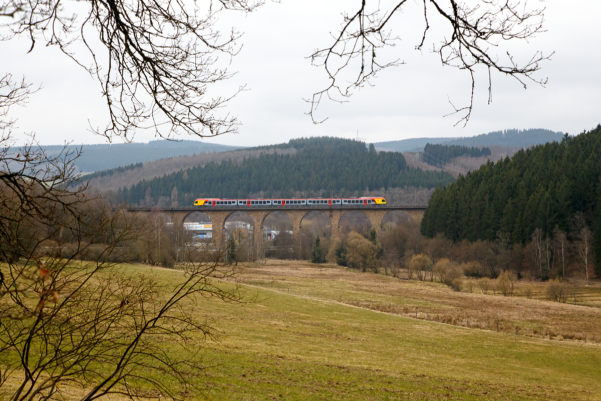 
Ein 5-teiliger Stadler Flirt der HLB Bahn (Hessischen Landesbahn) fährt am19.03.2016 als RE 99 Main-Sieg-Express (Frankfurt am Main - Gießen - Siegen) über den Rudersdorfer Viadukt in Richtung Siegen. 

Hier an diese etwas höhere Fotostelle muss ich wohl noch mal bei besserem Licht hin...