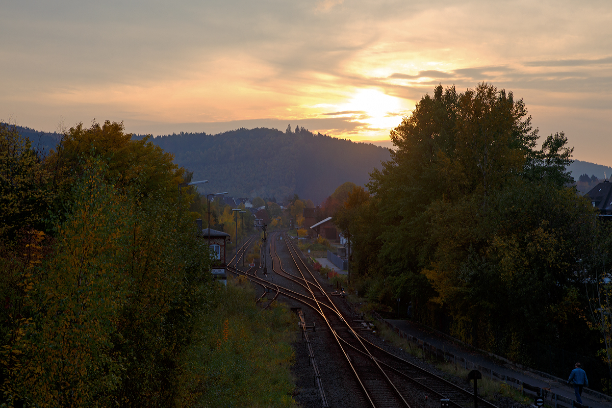 
Ein abendlicher Blick, bei Sonnenuntergang, auf den Bahnhof Herdorf am 24.10.2015.
