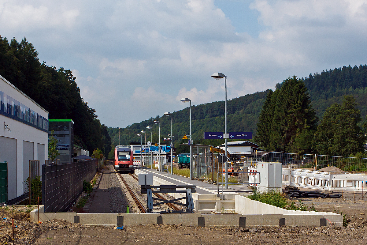 Ein Alstom Coradia LINT 27 der DreiLänderBahn (DB Regio NRW) verlässt als RB 92  Biggesee-Express  Olpe - Finnentrop den Haltepunkt Olpe. 

Olpe ist heute nur noch Haltepunkt, bis 1983 war es ein Durchgangsbahnhof (das Bahnhofsgebäude steht noch) an der KBS 442  Biggetalbahn  (Finnentrop - Olpe - Freudenberg). Olpe ist heute die Endstation der nun 23,6 km langen eingleisigen, nicht elektrifizierten Nebenbahn. 

Der Haltepunkt wurde 2013 um ca. 100 m vor den ehemaligen Bahnhof vorverlegt und das Gleis ist abgebaut. Um das Bahnhofsareal wird zur Zeit noch viel gebaut.