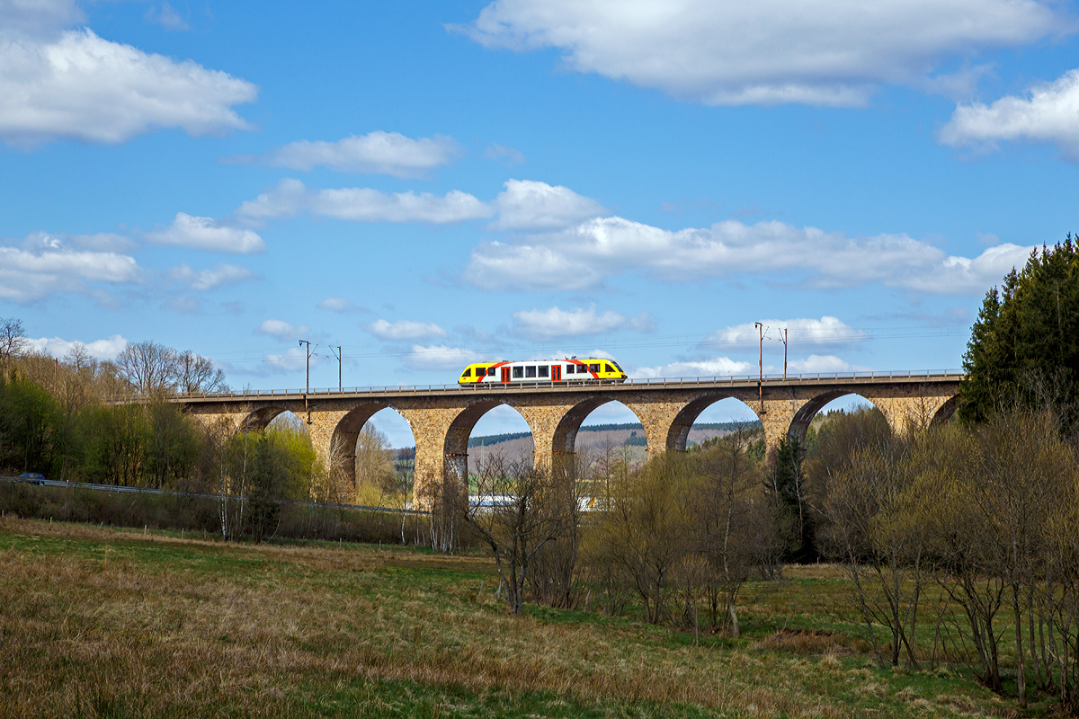 
Ein Alstom Coradia LINT 27 der HLB (Hessische Landesbahn) fährt als RB 95  Sieg-Dill-Bahn  Au/Sieg - Siegen - Dillenburg am 18.04.2015 über den Rudersdorfer Viadukt in Richtung Dillenburg.